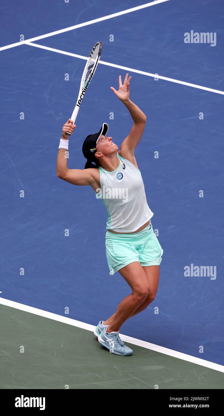 NEW YORK, NY - 5. SEPTEMBER: Die Polin IGA Swiatek während ihres vierten Spiels gegen die deutsche Jule Niemeier bei den US Open am 5. September 2022 im USTA Billie Jean King National Tennis Center in New York City. ( Credit: Adam Stoltman/Alamy Live News Stockfoto
