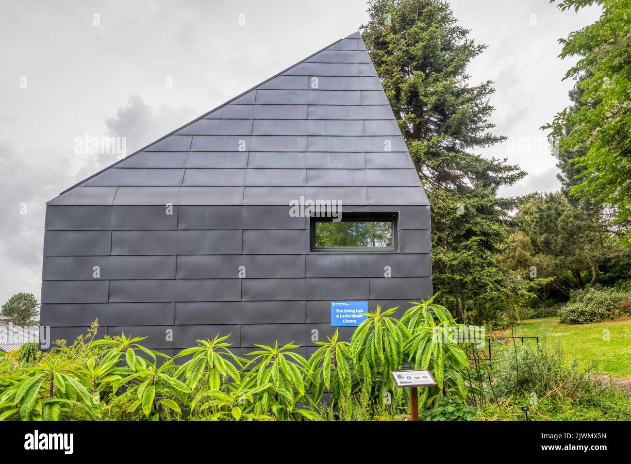 Das Macro Micro Studio an der University of Dundee Botanic Gardens ist ein Off-Grid-Gebäude, das nach Passivhaus-Standards als Demonstrationseinheit gebaut wurde. Stockfoto