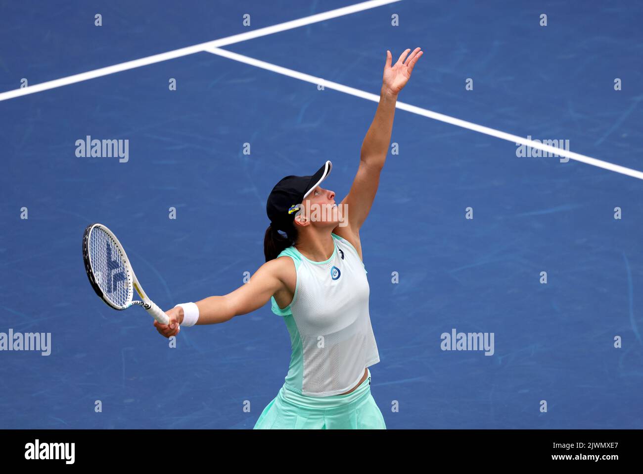 NEW YORK, NY - 5. SEPTEMBER: Die Polin IGA Swiatek während ihres vierten Spiels gegen die deutsche Jule Niemeier bei den US Open am 5. September 2022 im USTA Billie Jean King National Tennis Center in New York City. ( Credit: Adam Stoltman/Alamy Live News Stockfoto