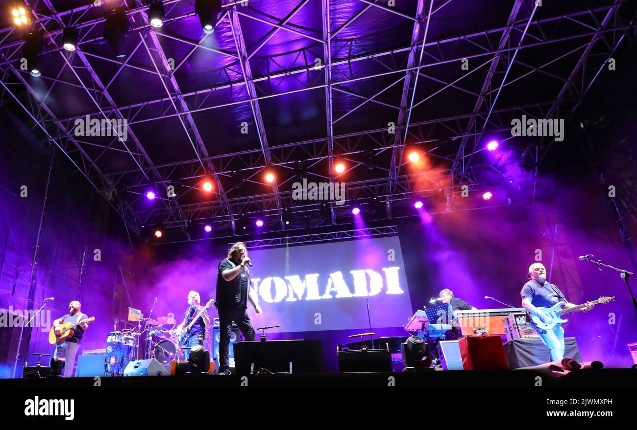 Vicenza, VI, Italien - 4. September 2022: Live-Konzert einer italienischen Band namens NOMADI und großer TEXT auf der Bühne Stockfoto