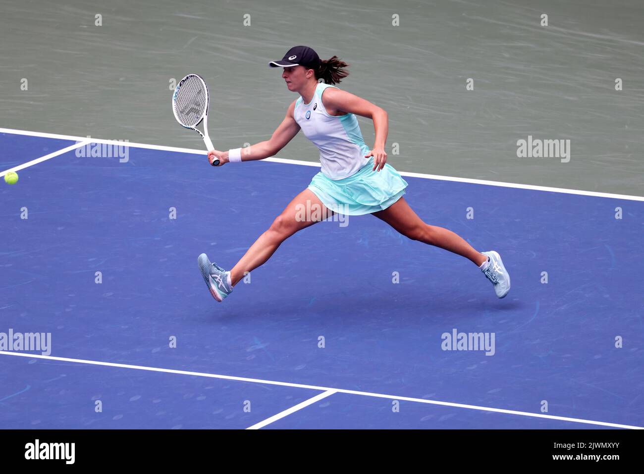 NEW YORK, NY - 5. SEPTEMBER: Die Polin IGA Swiatek während ihres vierten Spiels gegen die deutsche Jule Niemeier bei den US Open am 5. September 2022 im USTA Billie Jean King National Tennis Center in New York City. ( Credit: Adam Stoltman/Alamy Live News Stockfoto