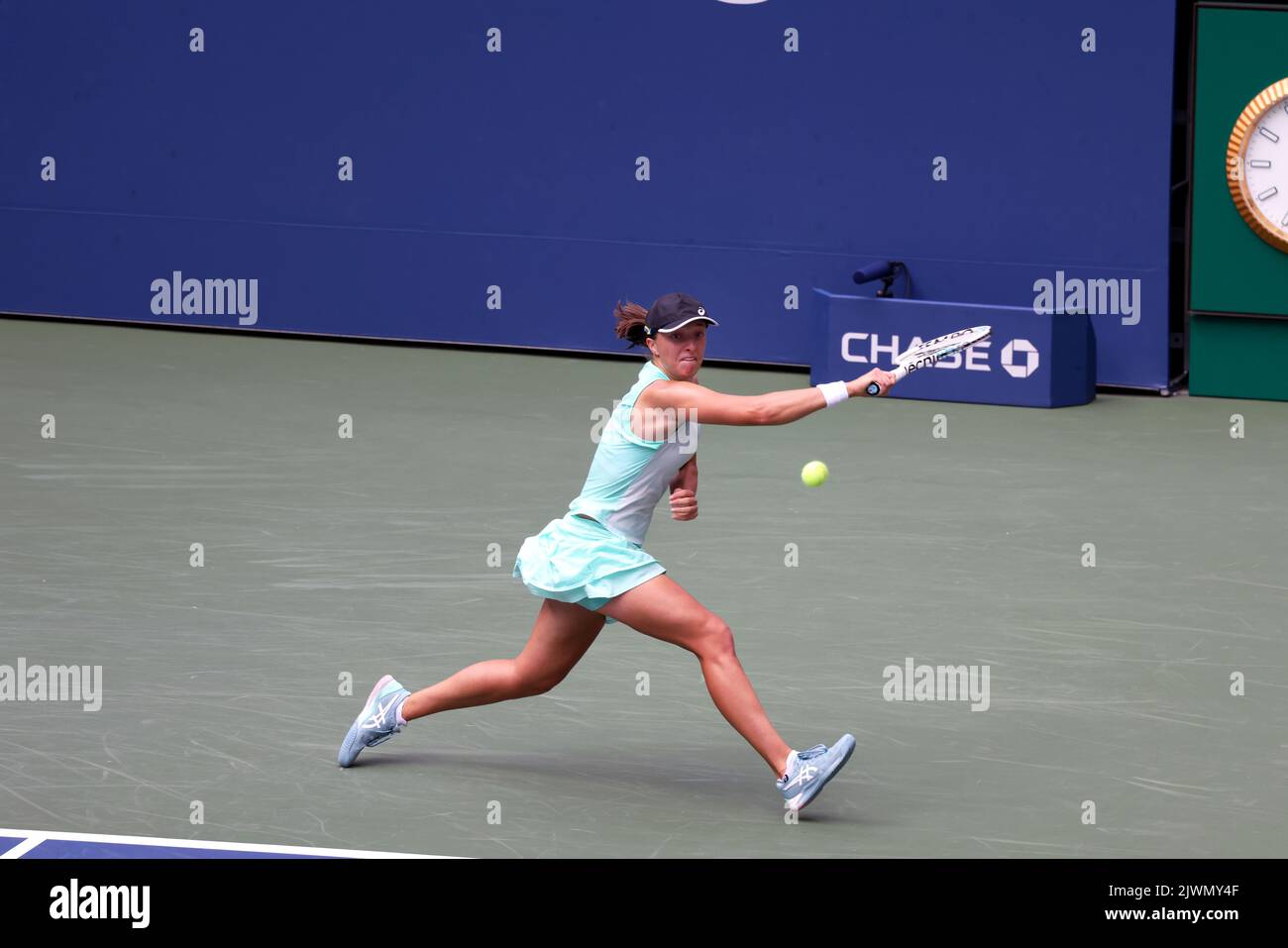 NEW YORK, NY - 5. SEPTEMBER: Die Polin IGA Swiatek während ihres vierten Spiels gegen die deutsche Jule Niemeier bei den US Open am 5. September 2022 im USTA Billie Jean King National Tennis Center in New York City. ( Credit: Adam Stoltman/Alamy Live News Stockfoto