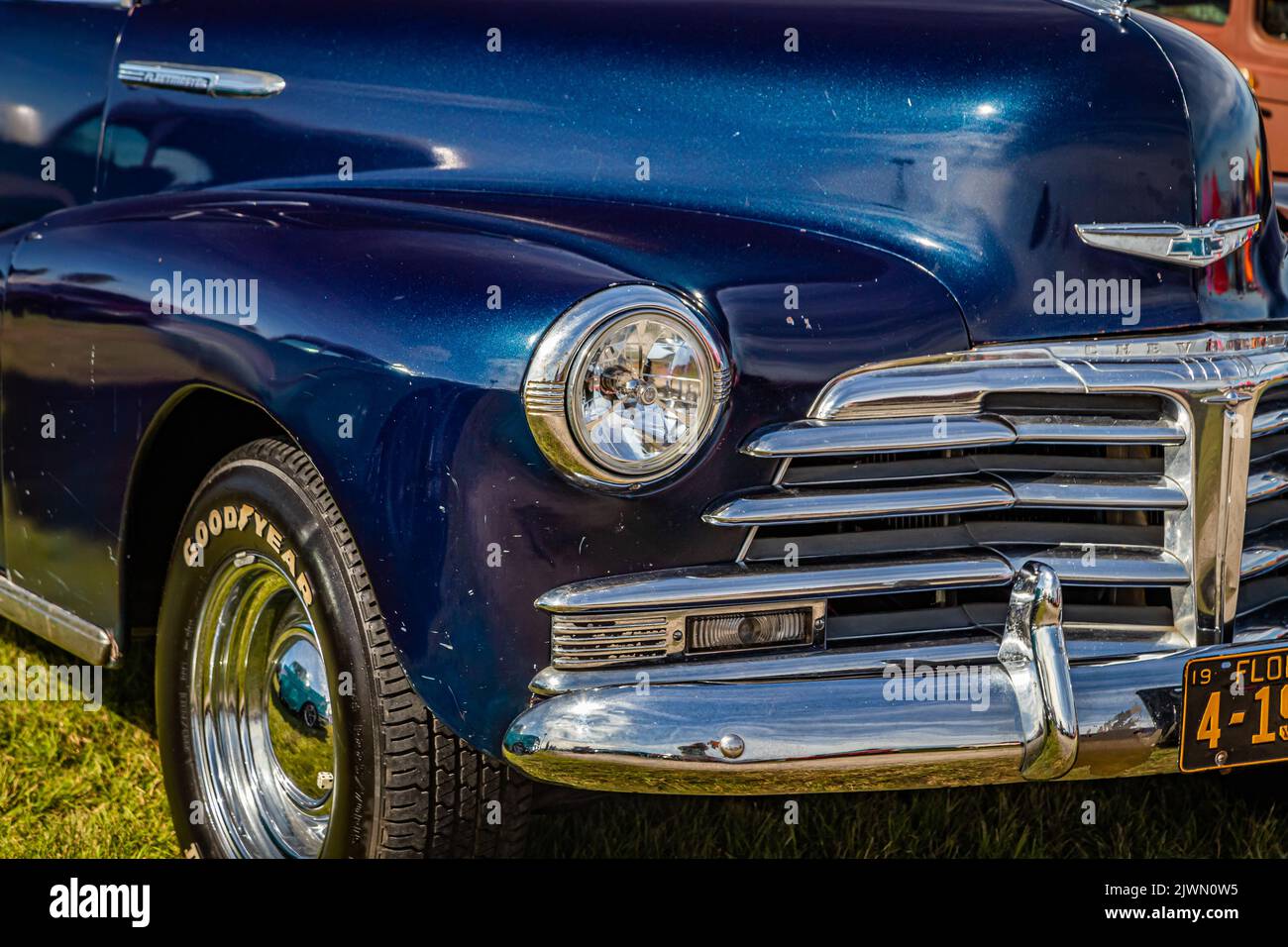 Daona Beach, FL - 24. November 2018: Nahaufnahme eines Chevrolet Series 2100 FK Fleetmaster Coupés aus dem Jahr 1948 auf einer lokalen Automobilausstellung in der Vorderecke. Stockfoto