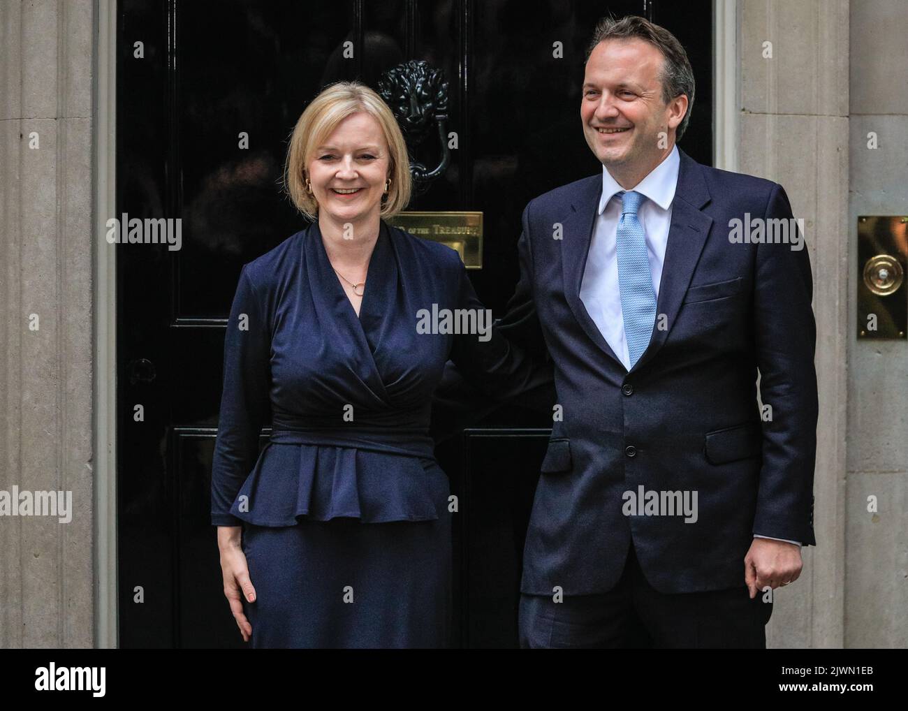 London, Großbritannien. 06. September 2022. Liz Truss und Ehemann Hugh O'Leary an der berühmten Tür Nr. 10. Liz Truss (Elizabeth Truss) hält heute vor der Downing Street 10 in Westminster ihre erste Rede als neue britische Premierministerin des Vereinigten Königreichs. Verbündete, Unterstützer, Familie und andere hören sich die Rede an, zusammen mit der versammelten Presse. Dann geht sie mit ihrem Mann Hugh O'Leary hinein. Kredit: Imageplotter/Alamy Live Nachrichten Stockfoto