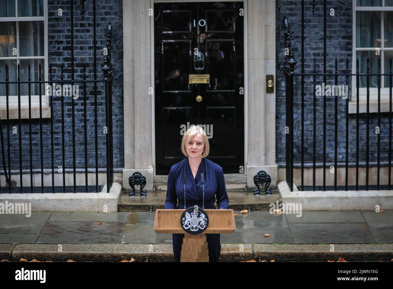 London, Großbritannien. 06. September 2022. Liz Truss (Elizabeth Truss) hält heute vor der Downing Street 10 in Westminster ihre erste Rede als neue britische Premierministerin des Vereinigten Königreichs. Verbündete, Unterstützer, Familie und andere hören sich die Rede an, zusammen mit der versammelten Presse. Dann geht sie mit ihrem Mann Hugh O'Leary hinein. Kredit: Imageplotter/Alamy Live Nachrichten Stockfoto