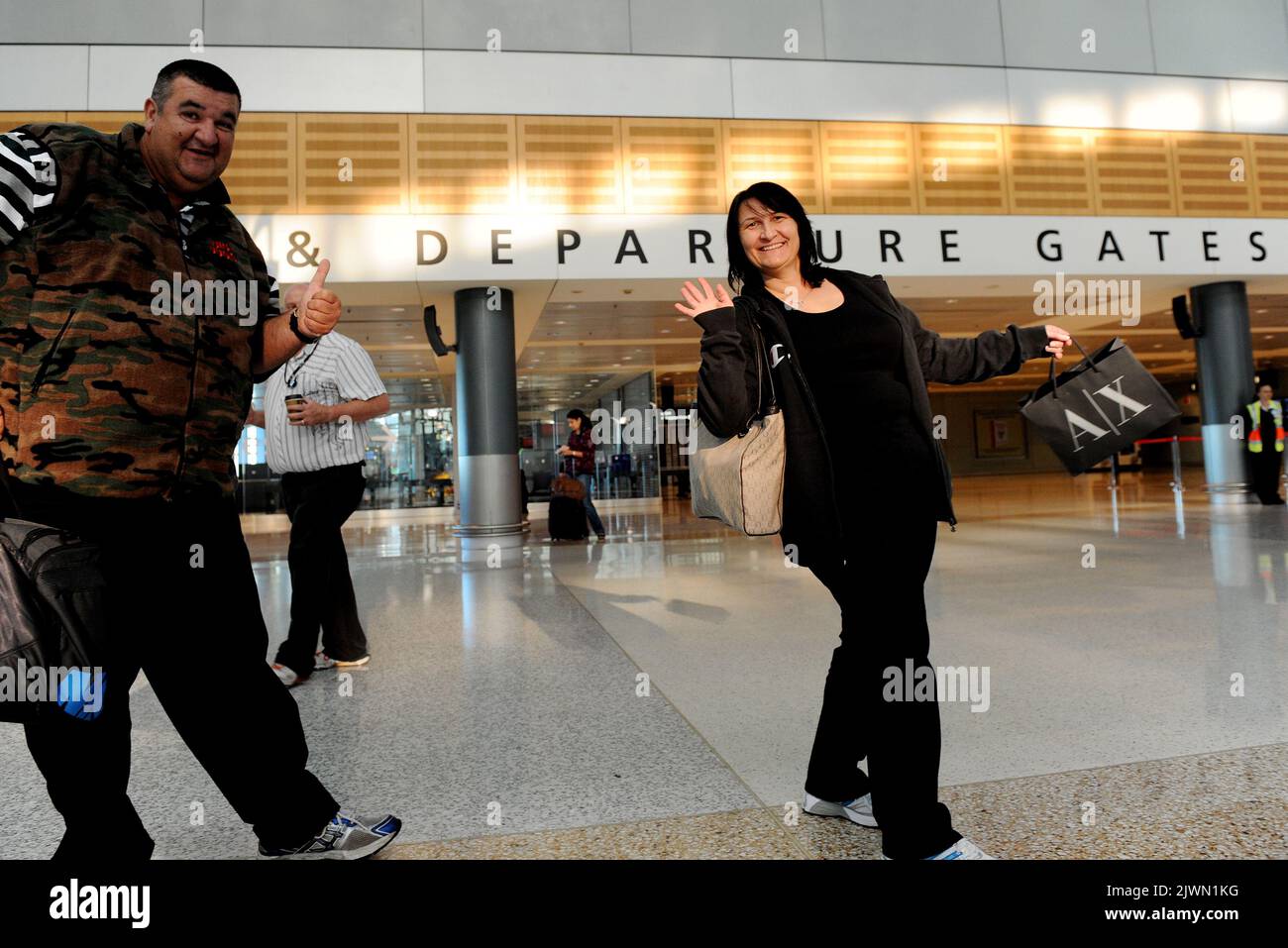 Gestrandete Passagiere beginnen langsam, am Montag, den 31. Oktober 2011, zum verlassenen inländischen Qantas-Terminal in Sydney zurückzukehren. Qantas-Flugzeuge werden wieder fliegen, nachdem Fair Work Australia ein Ende der Gewerkschaftsstreiks und die Erdung der Flotte der Fluggesellschaft angeordnet hat. Seit der Landung von 108 Flugzeugen durch die Fluggesellschaft sind am Wochenende Passagiere in Australien und auf der ganzen Welt gestrandet. (AAP Image/Tracey Nearmy) KEINE ARCHIVIERUNG ** NUR FÜR REDAKTIONELLE ZWECKE ** Stockfoto