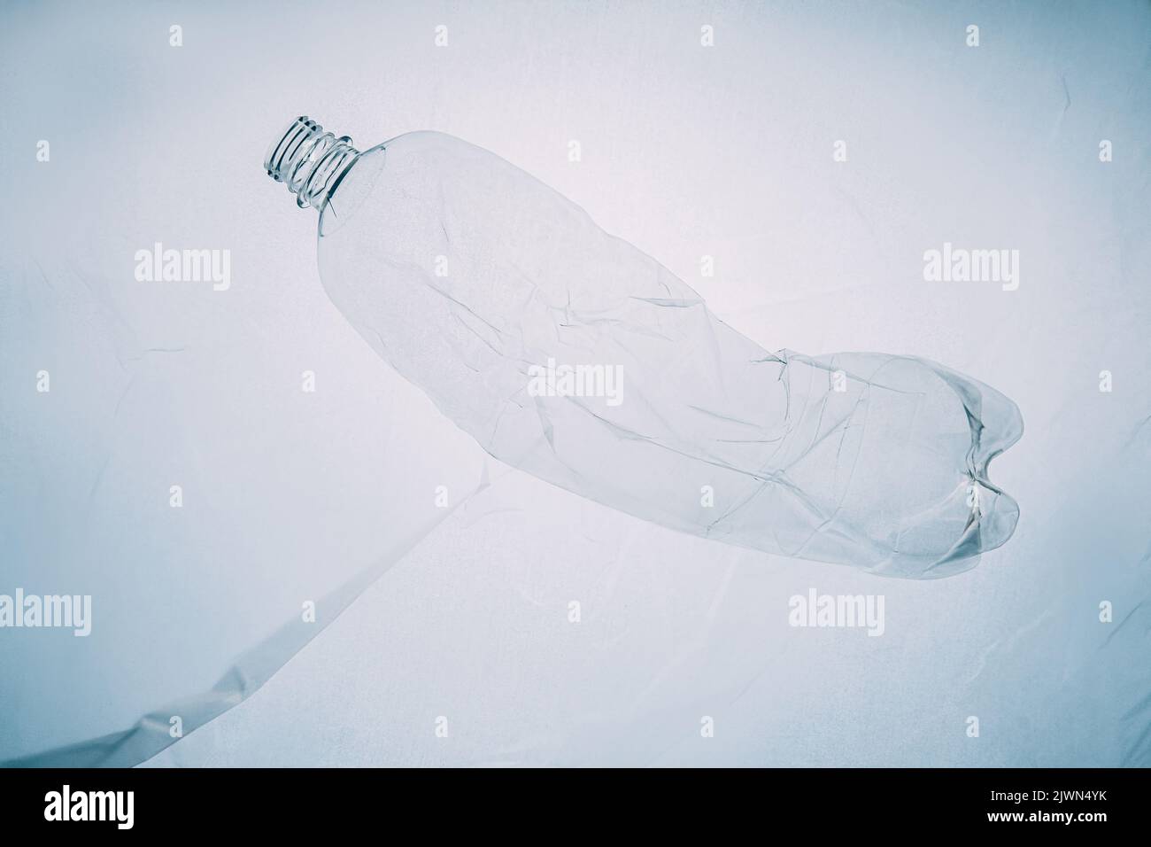 Plastikverschmutzung Null Abfall Flasche unter Wasser Stockfoto