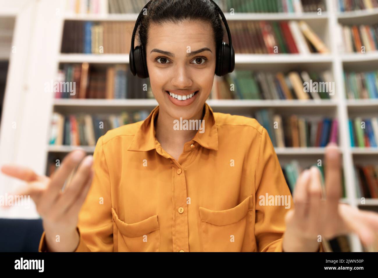 Online-Tutoring-Konzept. Aufgeregte Lehrerin, die während des Online-Unterrichts Videoanruf, Gespräche und Gestik vor der Kamera hat Stockfoto