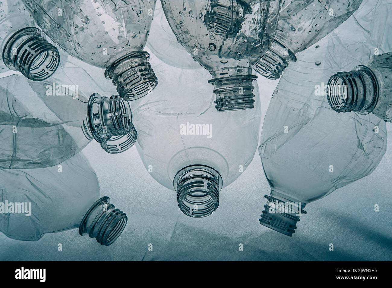 Entsorgung von Kunststoffabfällen in nasssauberen Flaschen Stockfoto