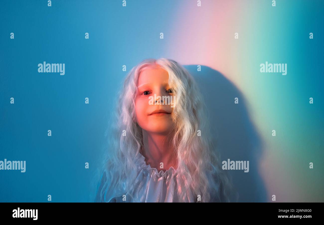 Kind Traum imaginäre Welt blonde Mädchen Regenbogen Stockfoto
