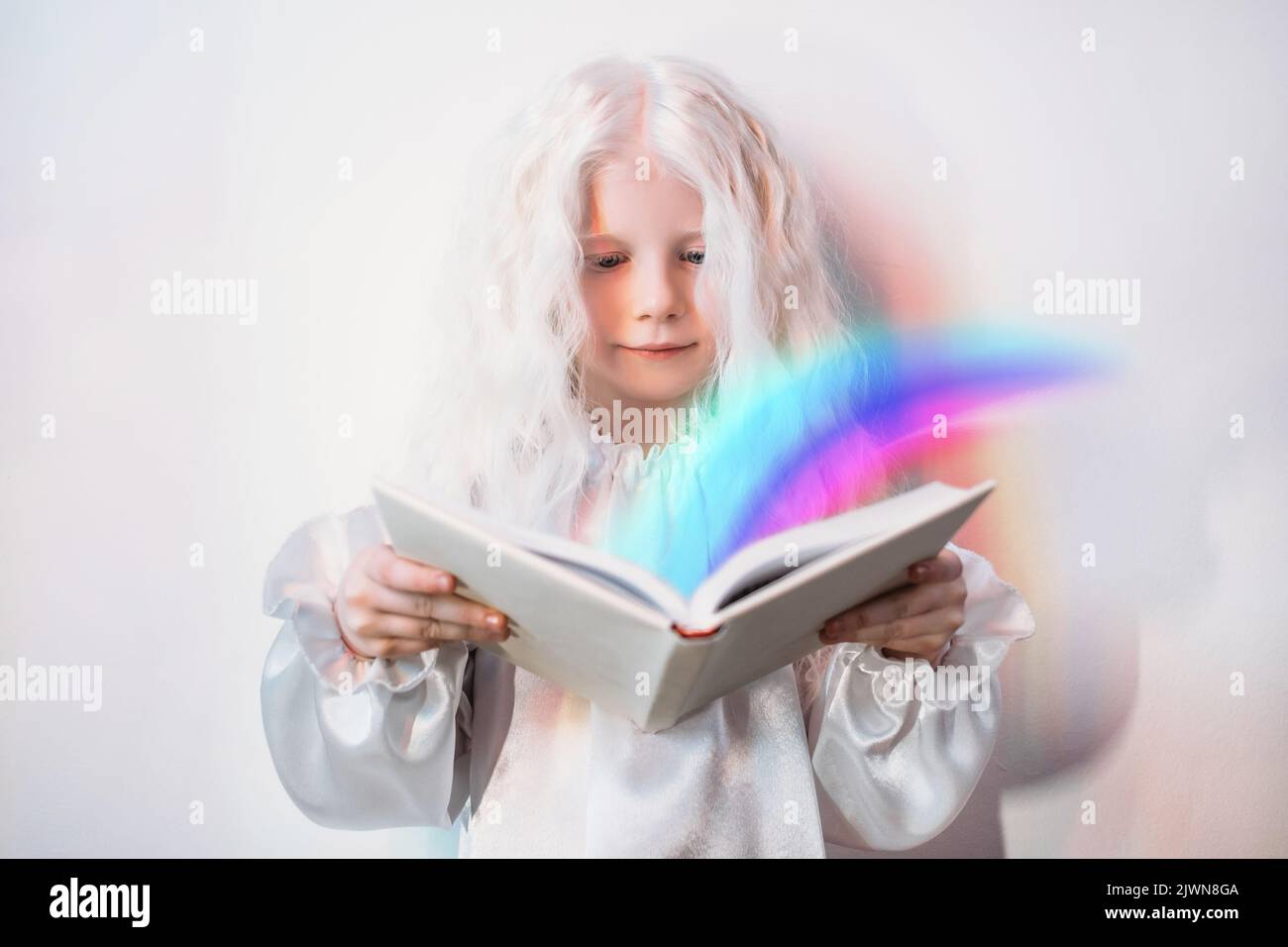 Kind Fantasie Geschichte Zeit Mädchen Regenbogen Buch Stockfoto