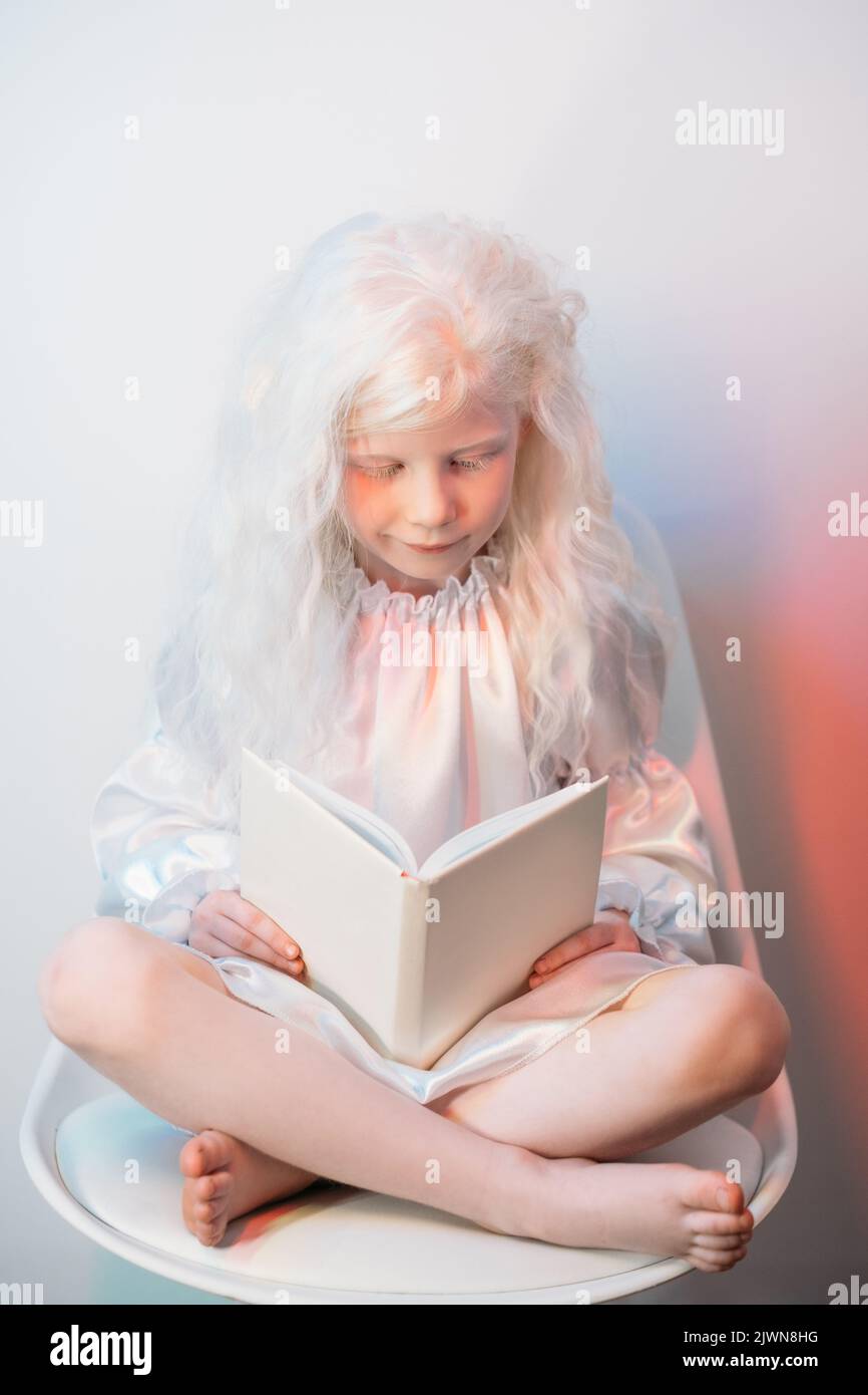Kind Freizeit Märchen Lesung blonde Mädchen Buch Stockfoto