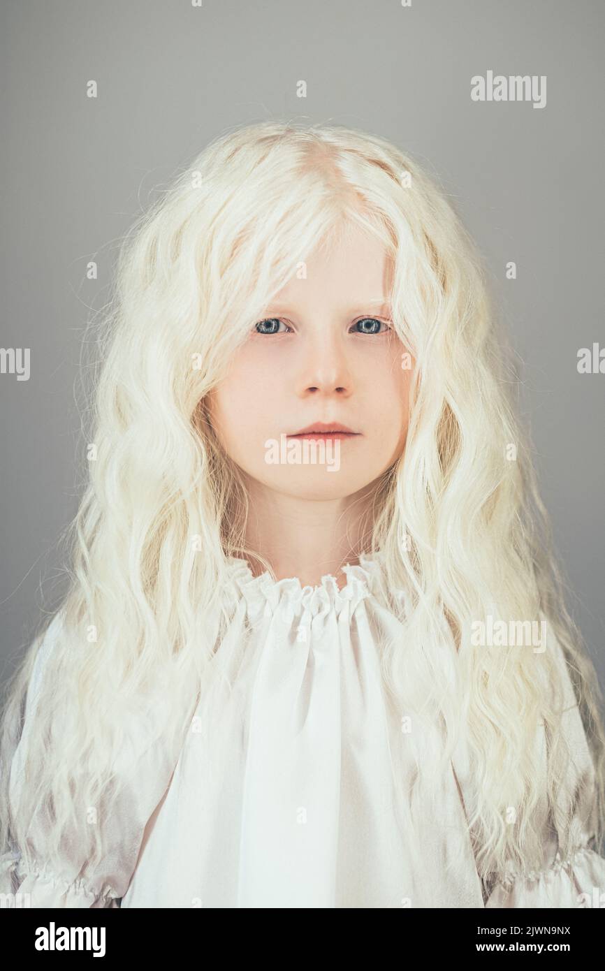 Süße kleine Mädchen kostbare Kindheit Albino blond Stockfoto