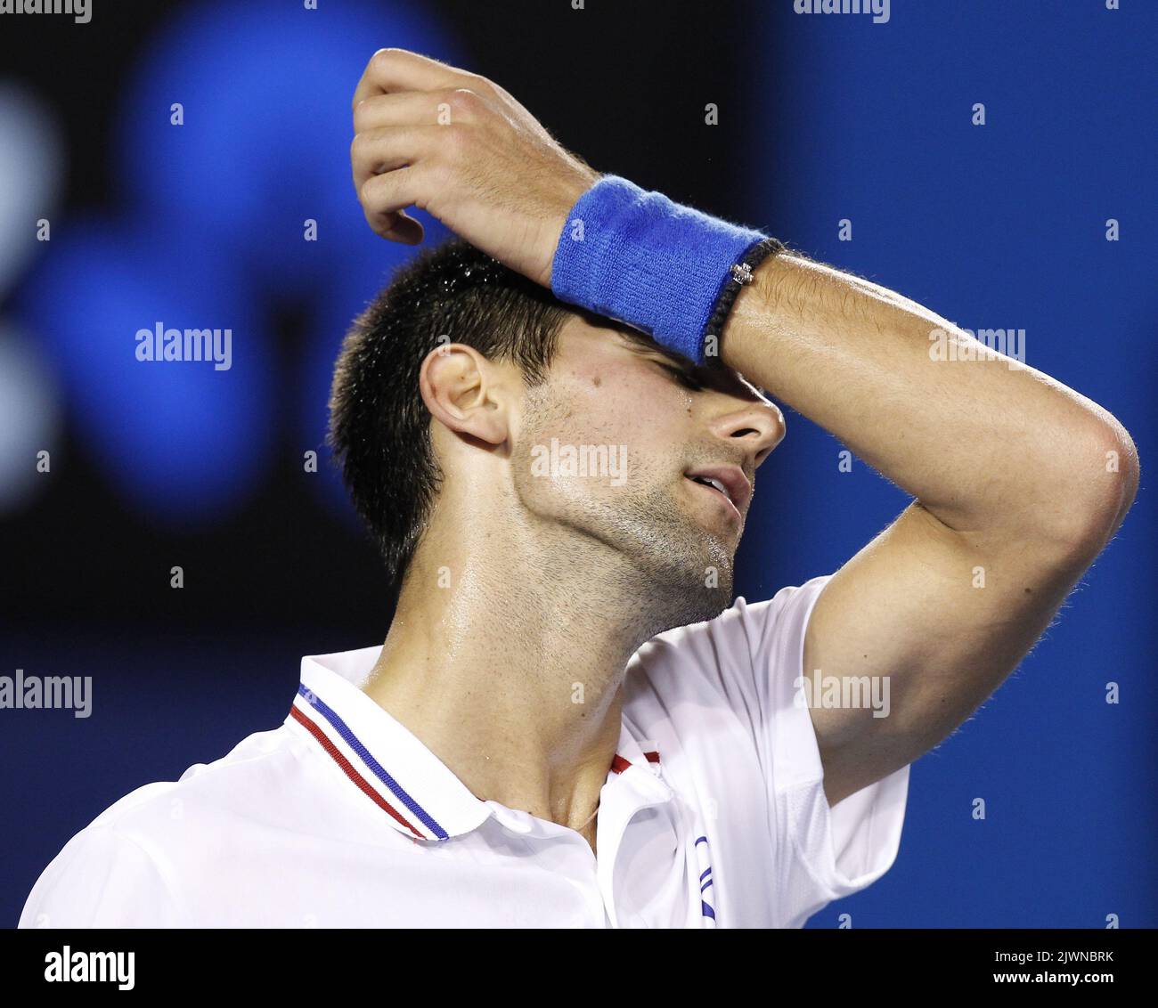 Novak Djokovic aus Serbien wischt sich sein Gesicht mit seinem Armband  während des Einzel-Halbfinalmatches seiner Männer gegen Andy Murray aus  Großbritannien beim Australian Open Grand Slam Tennisturnier in Melbourne,  Australien, am 27.