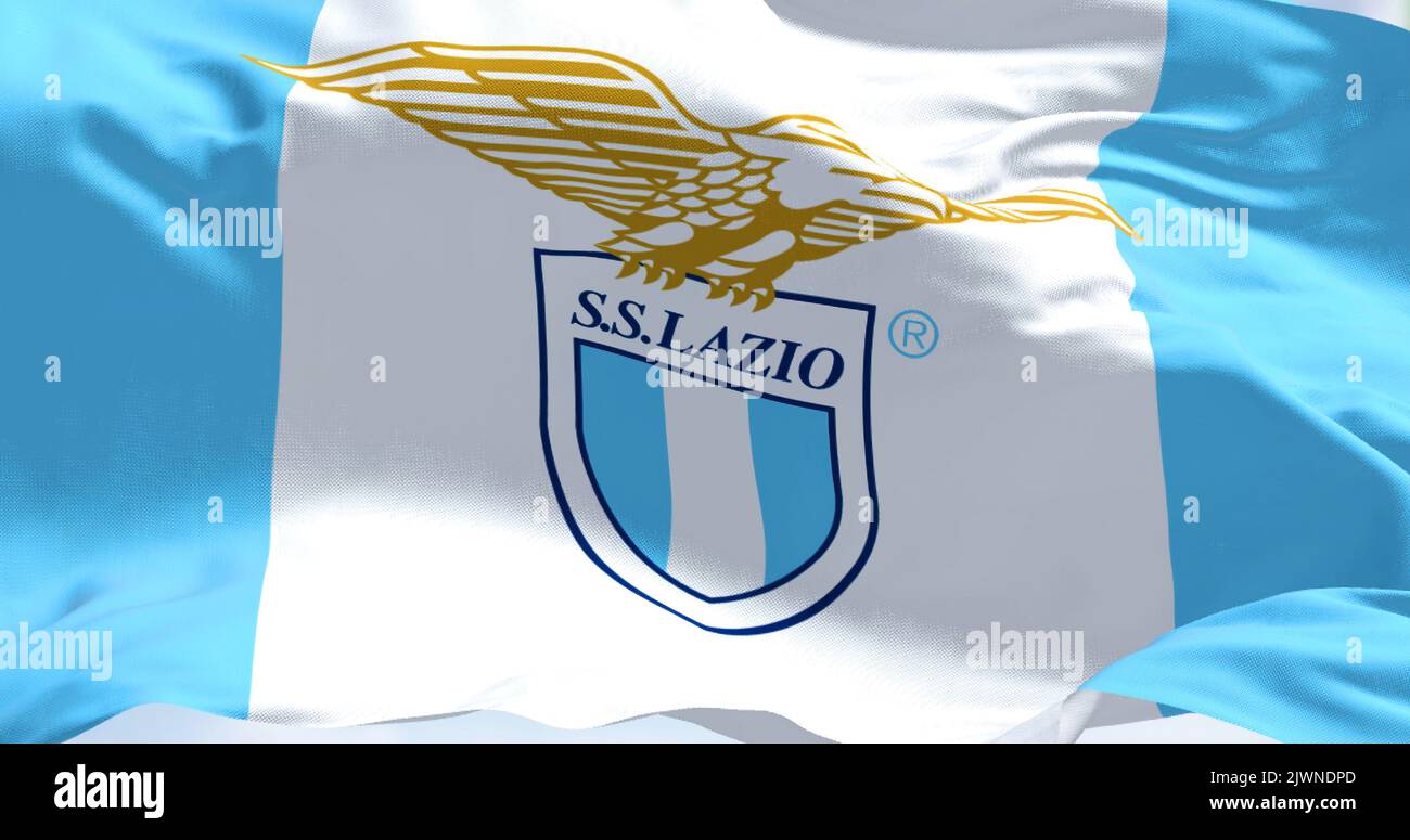 Rom, Italien, 2022. Juli: Nahaufnahme der Flagge der SS Lazio beim Winken. SS Lazio ist ein professioneller Fußballverein mit Sitz in Rom. Texturierter Hintergrund aus Stoff Stockfoto
