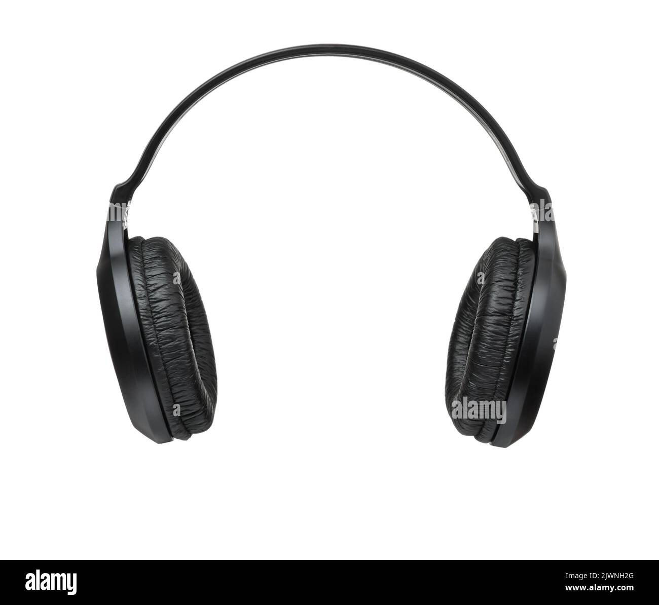 Vorderansicht von schwarzen kabellosen Over-Ear-Kopfhörern, isoliert auf Weiß Stockfoto