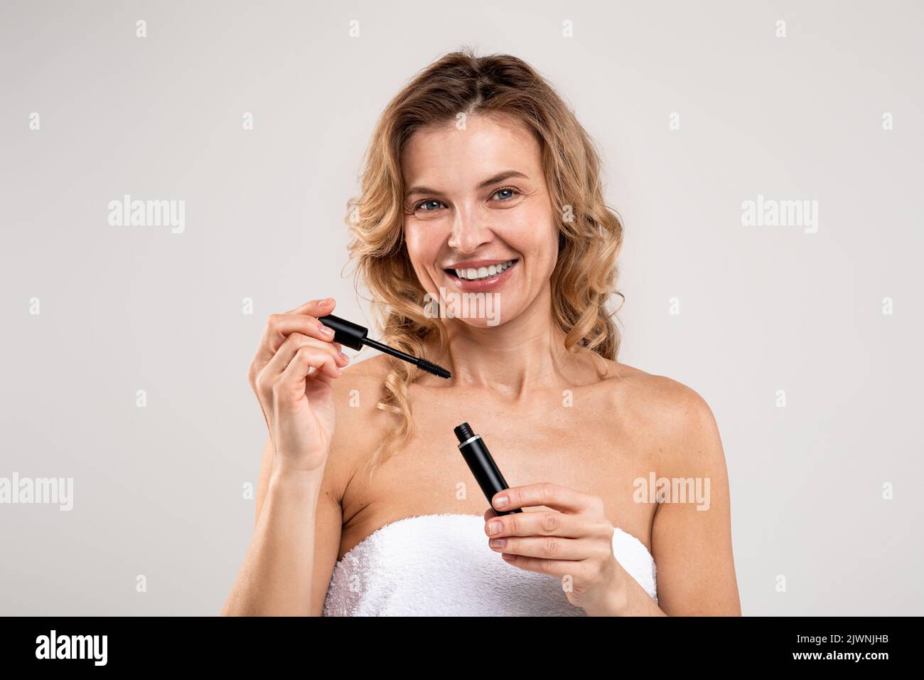 Tägliches Make-Up. Porträt Der Schönen Dame Mittleren Alters Öffnung Schwarze Mascara Stockfoto