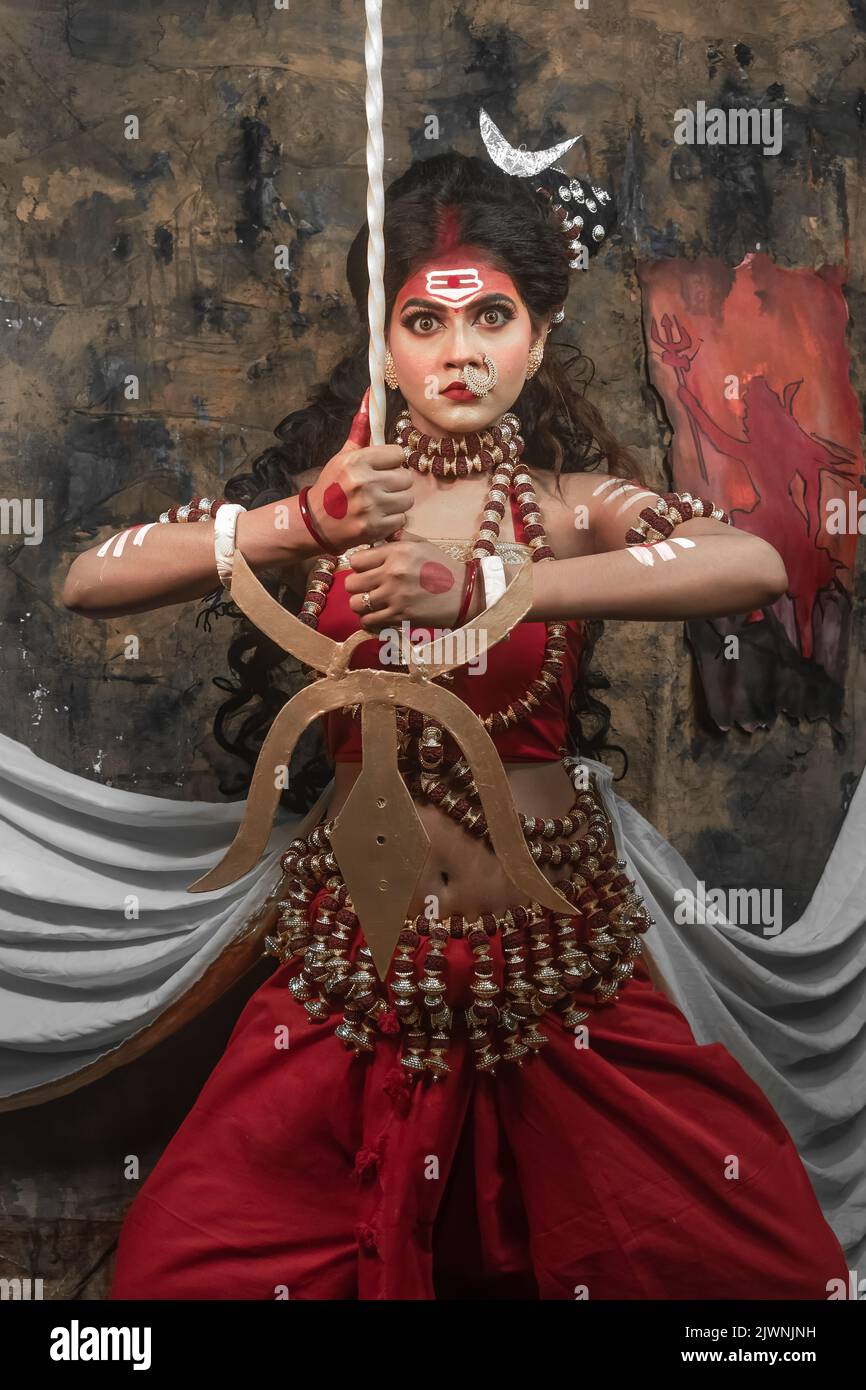 Konzept Agomoni/ Mahalaya Shoot-Formen von Parvati mit traditionellem Kleid wie Göttin Stockfoto