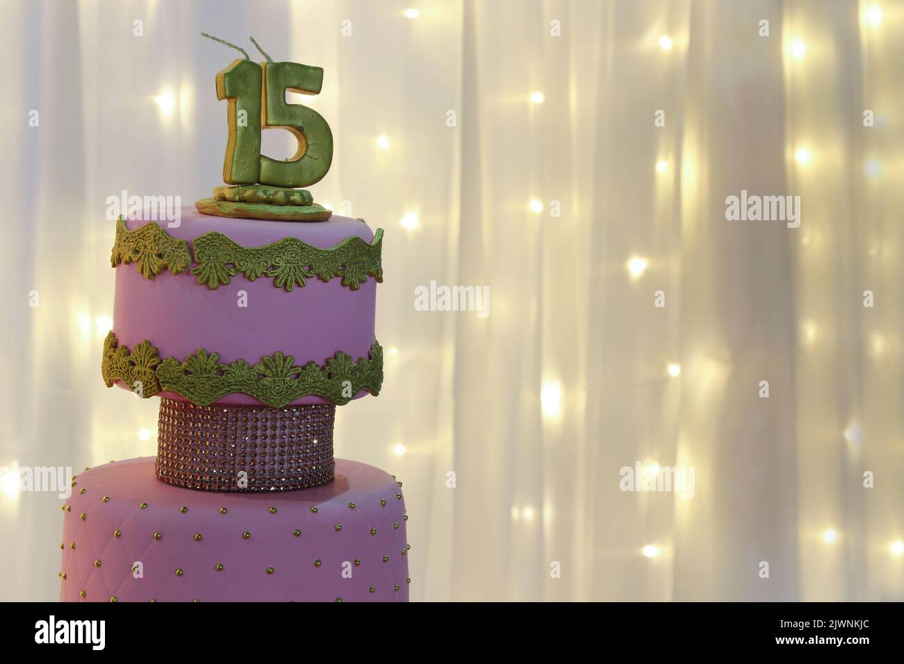 Pink Party Cake, 15. Geburtstag, mit der Goldenen Zahl 15, rosa Kuchen, 15 Jahre alte Geburtstagstorte Stockfoto