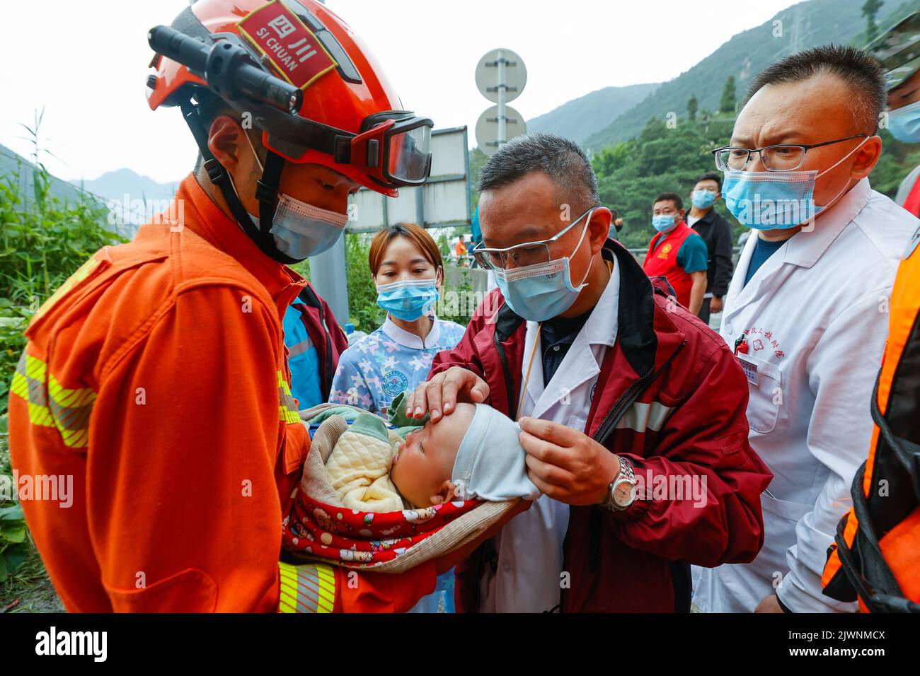 (220906) -- MOXI, 6. September 2022 (Xinhua) -- der Helfer Zhang Zili reicht den Ärzten ein 2 Monate altes Kleinkind, nachdem das Baby aus dem Dorf Wandong der Stadt Detuo im Bezirk Luding, südwestlich der Provinz Sichuan, evakuiert wurde, am 6. September 2022. Bei einem Erdbeben der Stärke 6,8, das am Montag den Landkreis Luding in der südwestlichen Provinz Sichuan erschütterte, wurden insgesamt 66 Menschen getötet, sagten die lokalen Behörden am Dienstag. Am Dienstag um 2 Uhr waren in der Autonomen Präfektur Ganzi 38 Menschen getötet worden, und die anderen 28 starben in der Stadt Ya'an, teilte das Rettungshauptquartier einer Pressekonferenz mit. (Xin Stockfoto