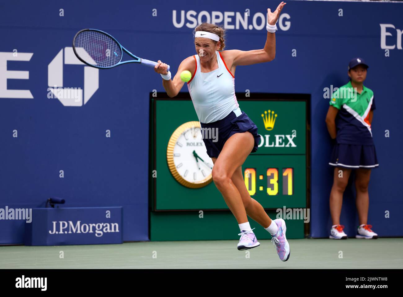 NEW YORK, NY - 5. SEPTEMBER: Victoria Azarenka während ihres vierten Spiels gegen Karolina Pliskova aus Tschechien beim US Open am 5. September 2022 im USTA Billie Jean King National Tennis Center in New York City. ( Credit: Adam Stoltman/Alamy Live News Stockfoto