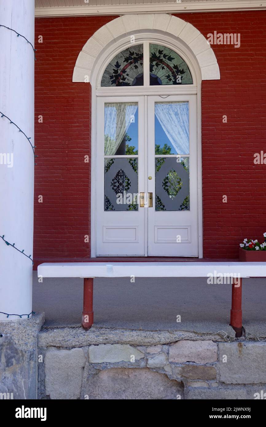 Vintage Backsteingebäude mit französischen Doppeltüren Stockfoto
