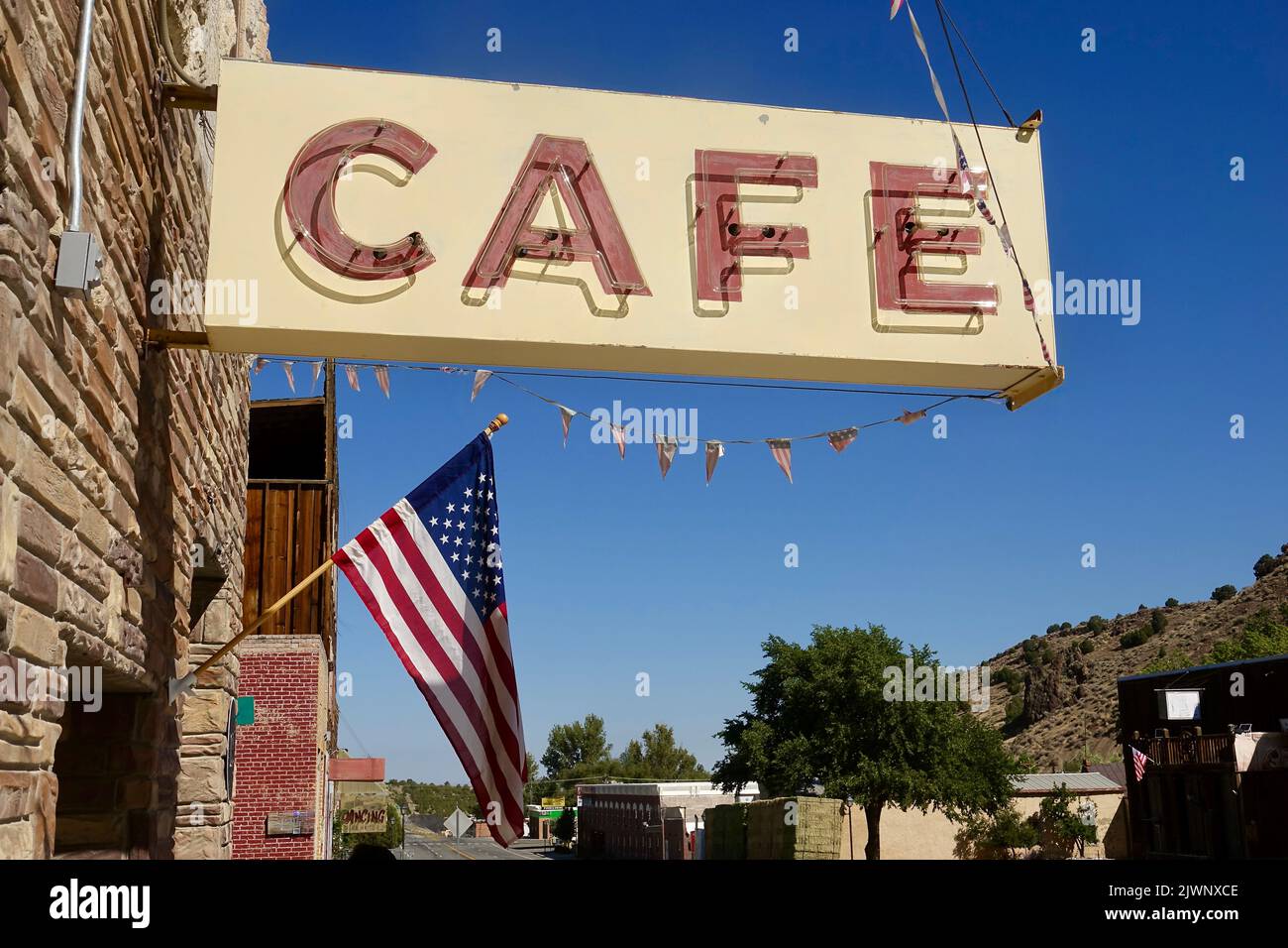 Die Stadt im mittleren westen mit einem alten Neon-CAFÉ-Schild Stockfoto