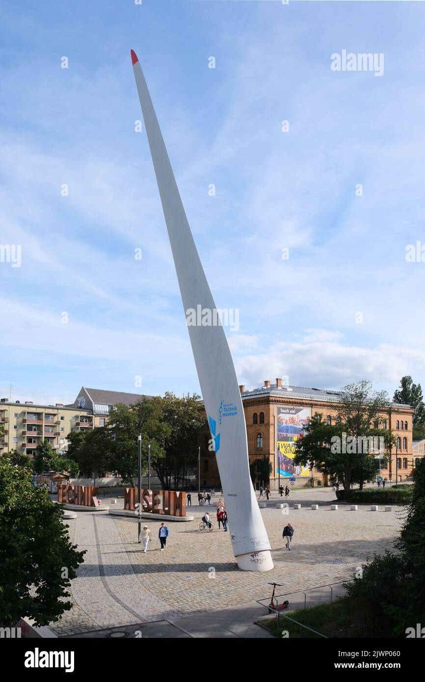 Berlin, 31. August 2022, Rotorblatt einer Windkraftanlage vor dem Technik Museum in Kreuzberg. Stockfoto