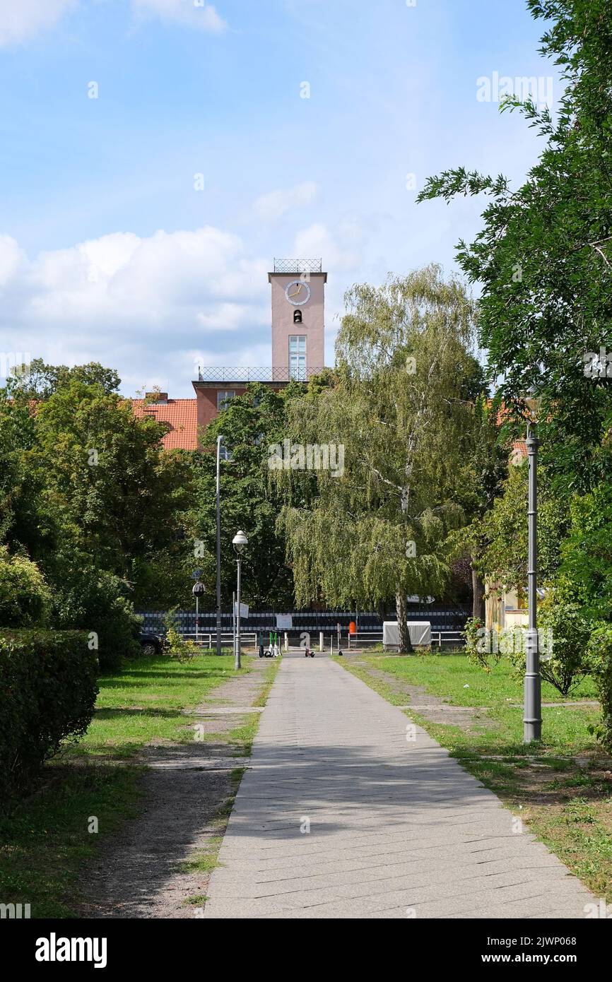 Berlin, Deutschland, Blick über die Fritz-Bräuning-Promenade zum Turm der TempelherrenGrundschule in Neu Tempelhof Stockfoto