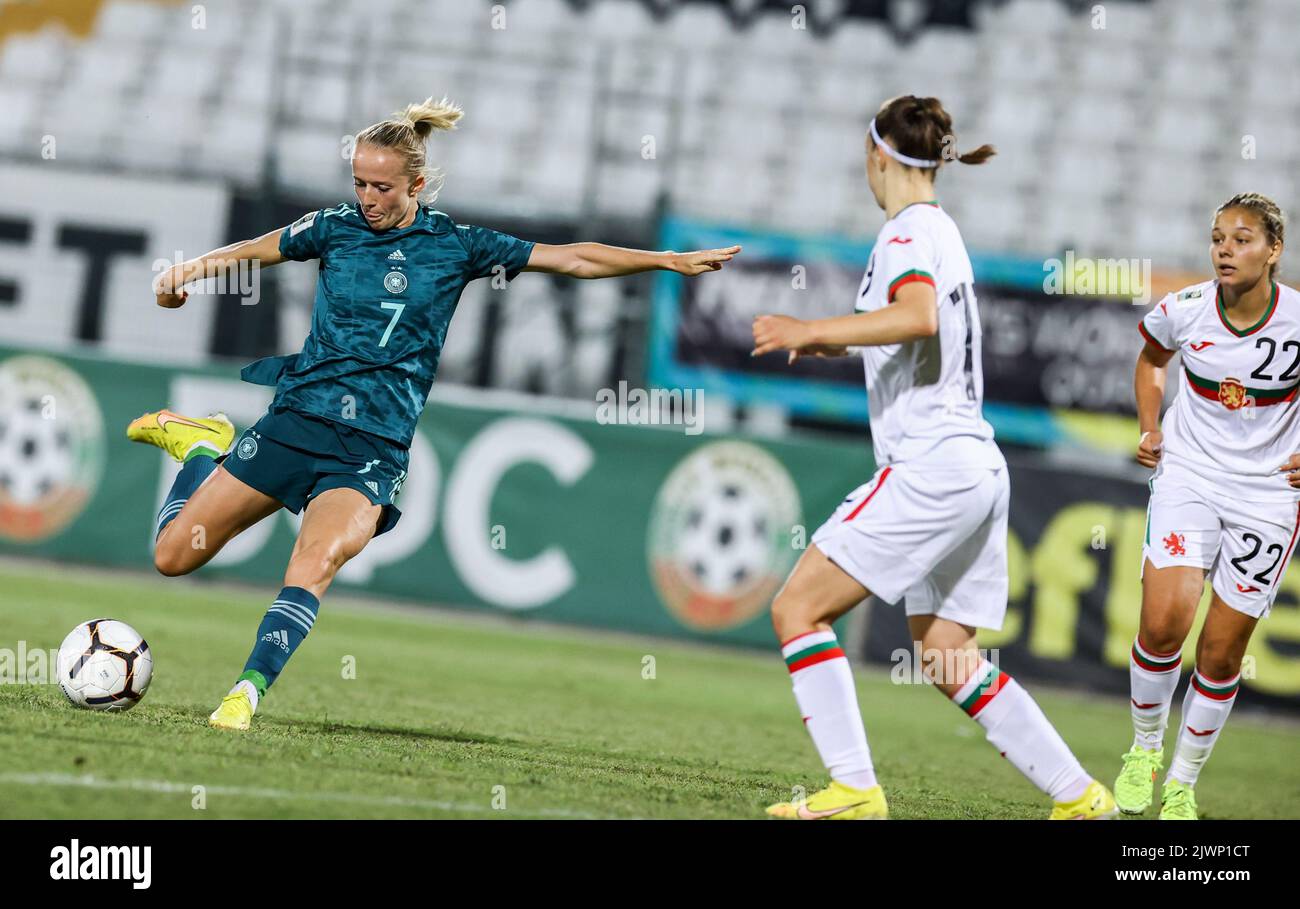Plowdiw, Bulgarien. 06. September 2022. Fußball, Frauen: Europa-Qualifikationsspieler, Bulgarien - Deutschland, Gruppenphase, Gruppe H, Spieltag 10. Die deutsche Lea Schüller geht in die Schüsse. Quelle: Borislav Troshev/dpa/Alamy Live News Stockfoto