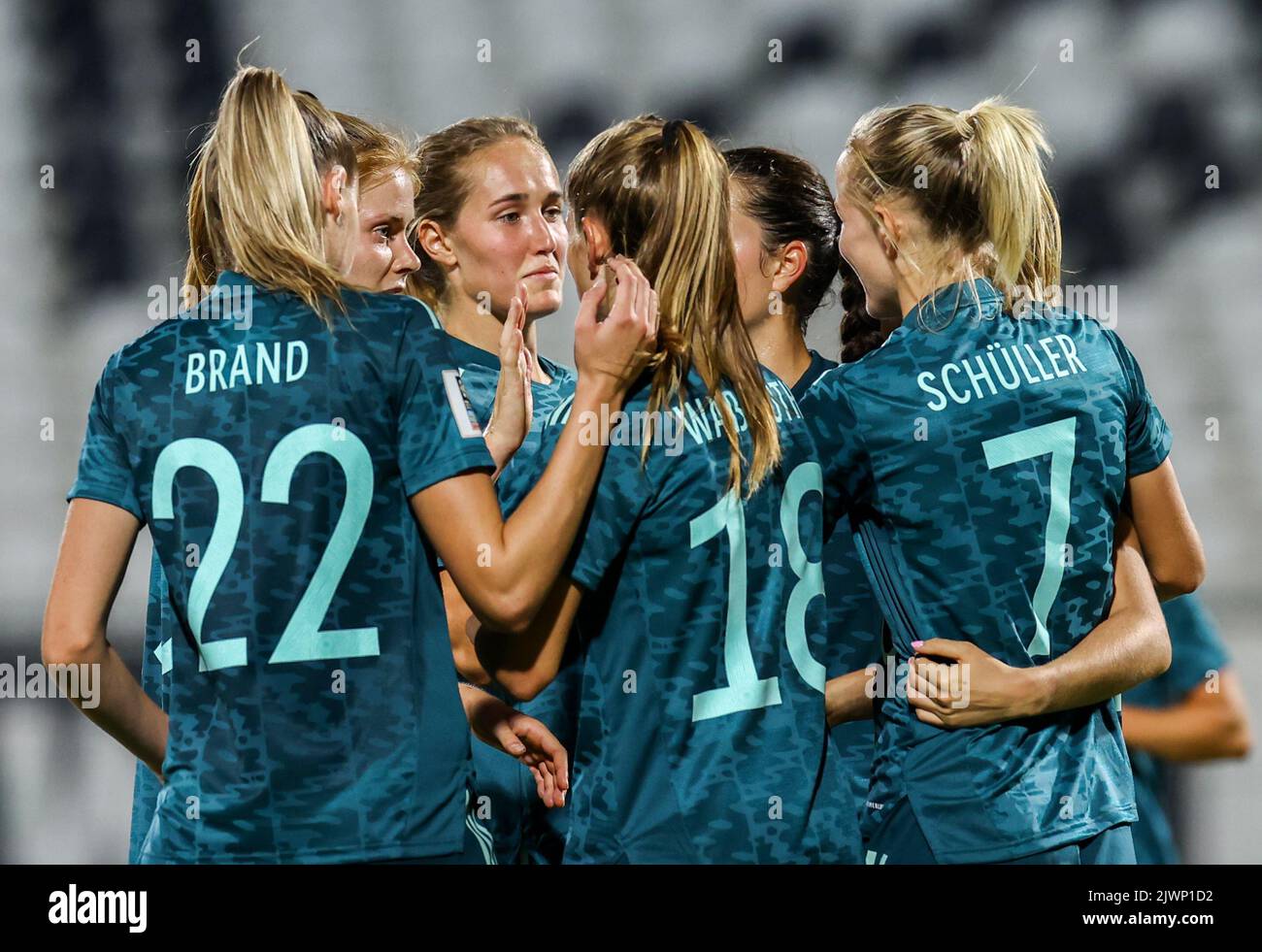 Plowdiw, Bulgarien. 06. September 2022. Fußball, Frauen: WM-Qualifikation Europa Frauen, Bulgarien - Deutschland, Gruppenphase, Gruppe H, Matchday 10. Deutschlands Spieler feiern das Tor bis 0:2 Uhr. Quelle: Borislav Troshev/dpa/Alamy Live News Stockfoto