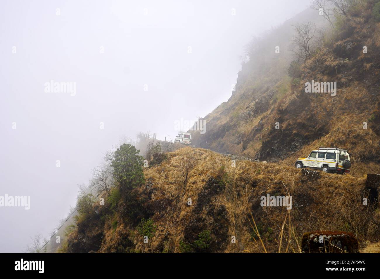 Auto bewegt sich aufwärts Hang in Mountain Zig Zag Road der Seidenstraße Sikkim Stockfoto