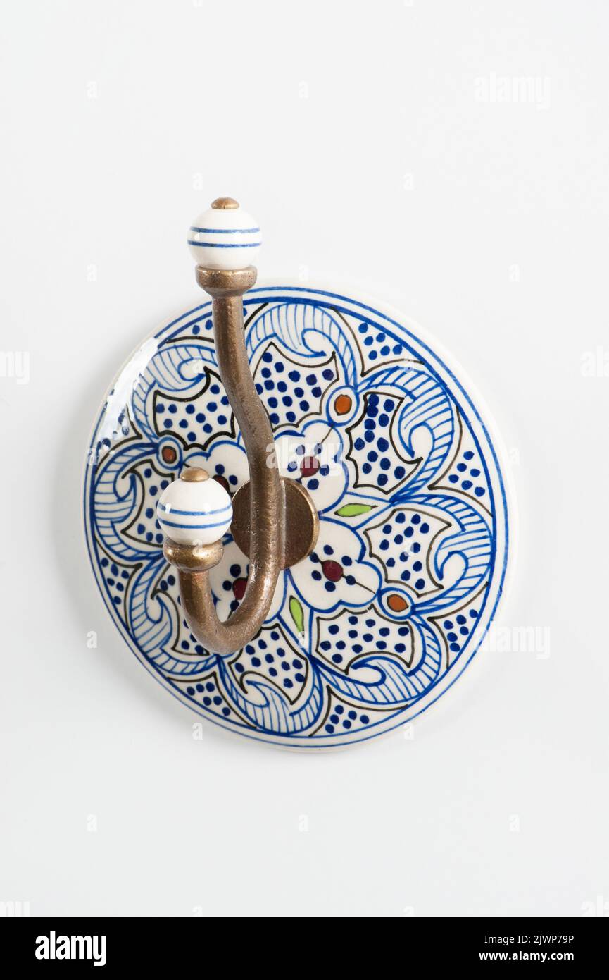 Dekorativer Wandhaken aus Keramik für Kleidung. Stockfoto