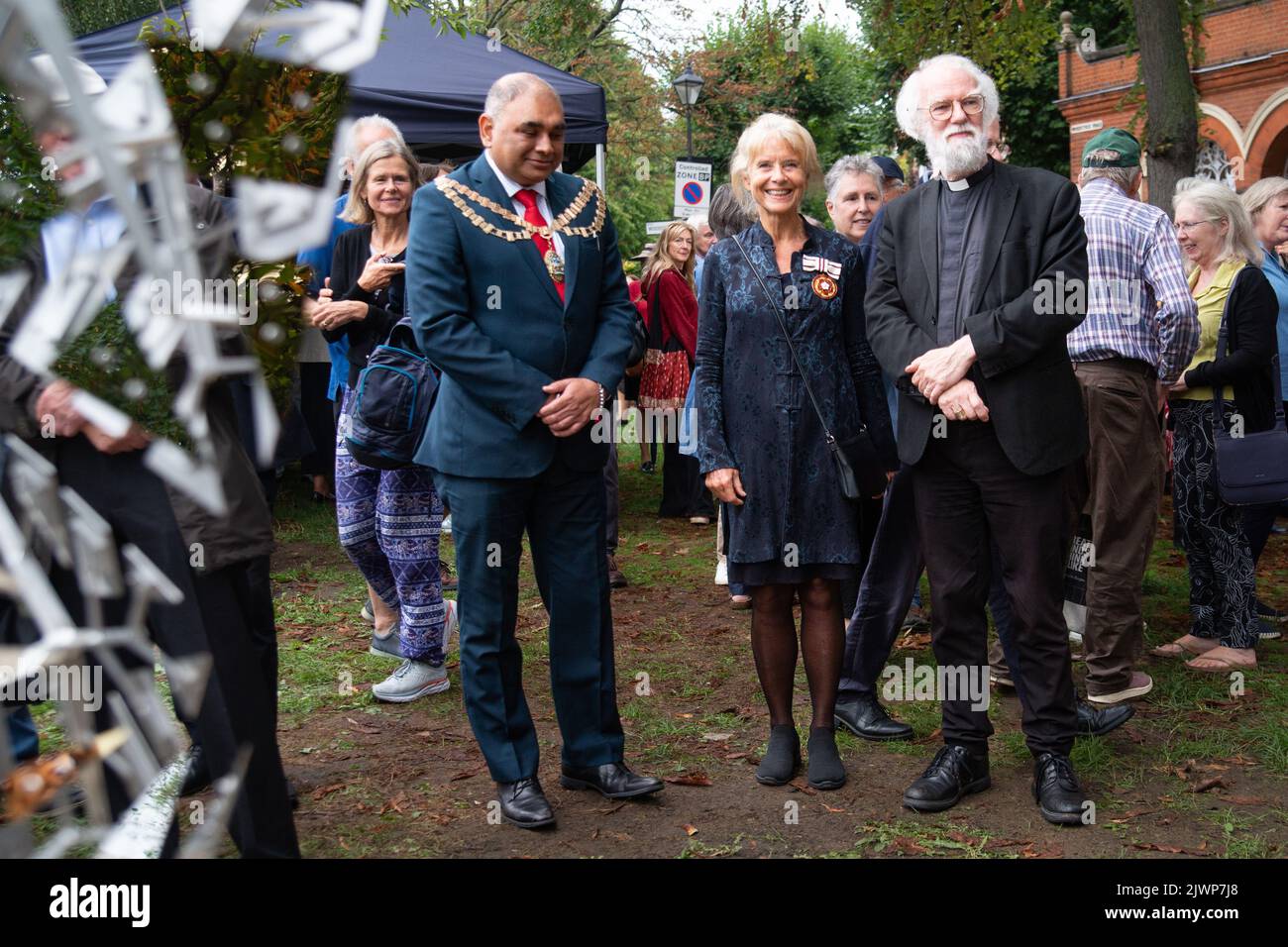 London, Großbritannien. 6. September 2022. Rowan Williams enthüllt die Statue zu Ehren von W. B. Yeats in Chiswick. Der irische Botschafter, Martin Fraser, ehemaliger Erzbischof von Canterbury, Rowan Williams, der Bürgermeister von Hounslow, Bishnu Gurung, der Bildhauer Conrad Shawcross RA, Rosi Prescott, stellvertretender Leutnant des Großraums London, P. Kevin Morris, St. Michael and All Angels Church, Ein Vertreter des buddhistischen Vihara und der Schauspieler Ciaran Hinds waren alle dort. Kredit: Peter Hogan/Alamy Live Nachrichten Stockfoto