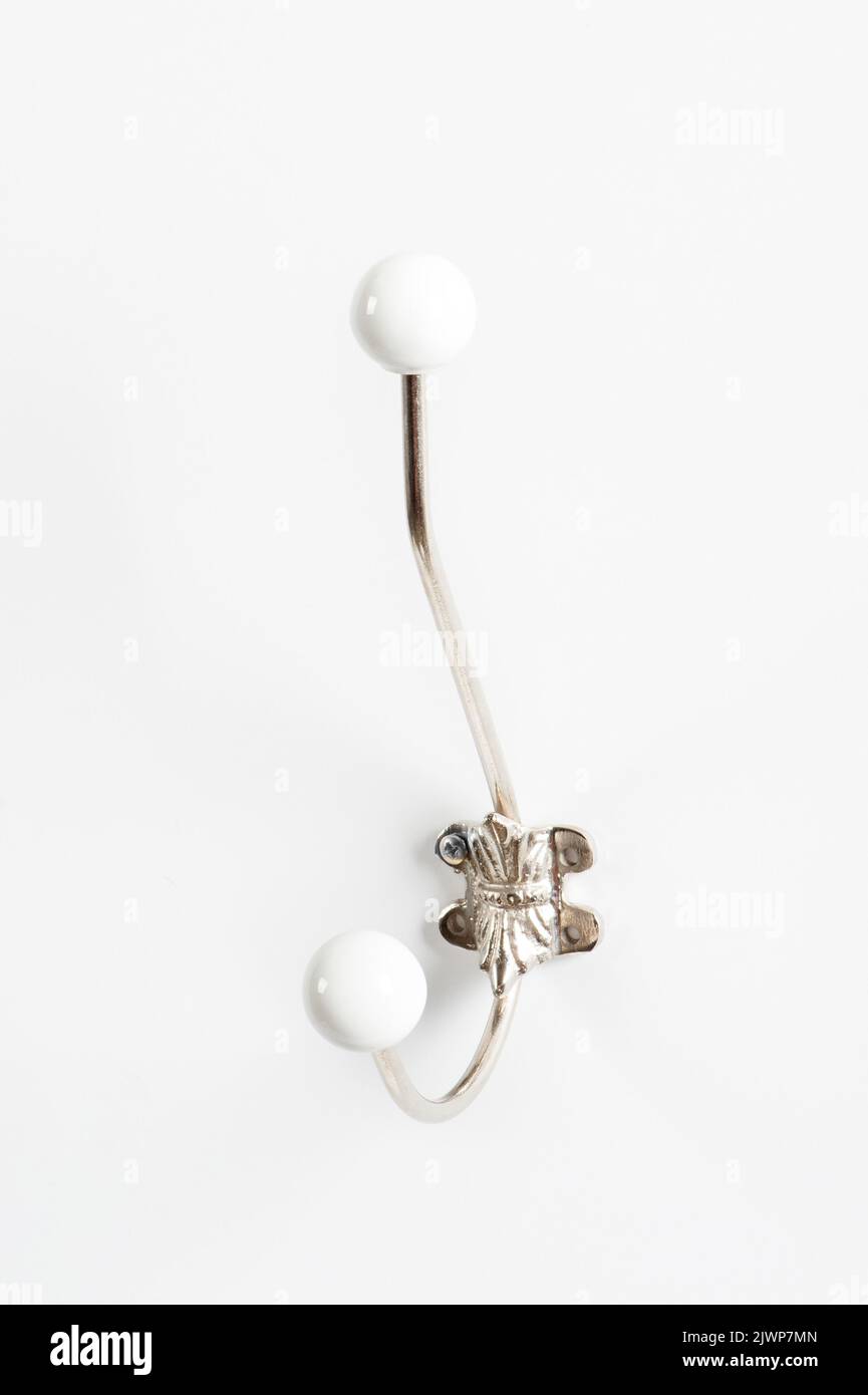 Wandhaken aus Metall und Keramik für Kleidung oder Handtücher. Stockfoto