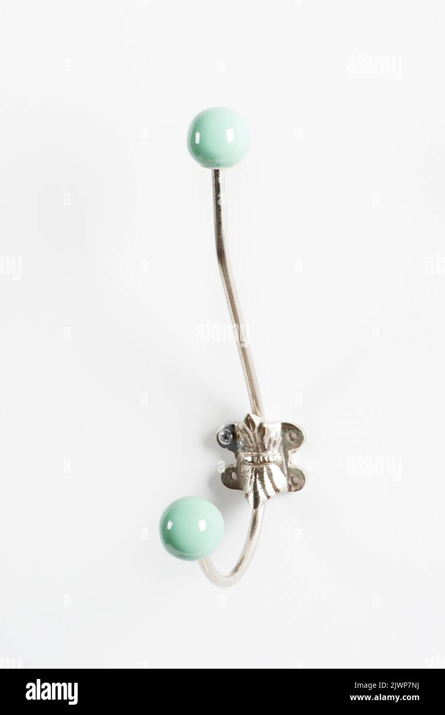 Wandhaken aus Metall und Keramik für Kleidung oder Handtücher. Stockfoto