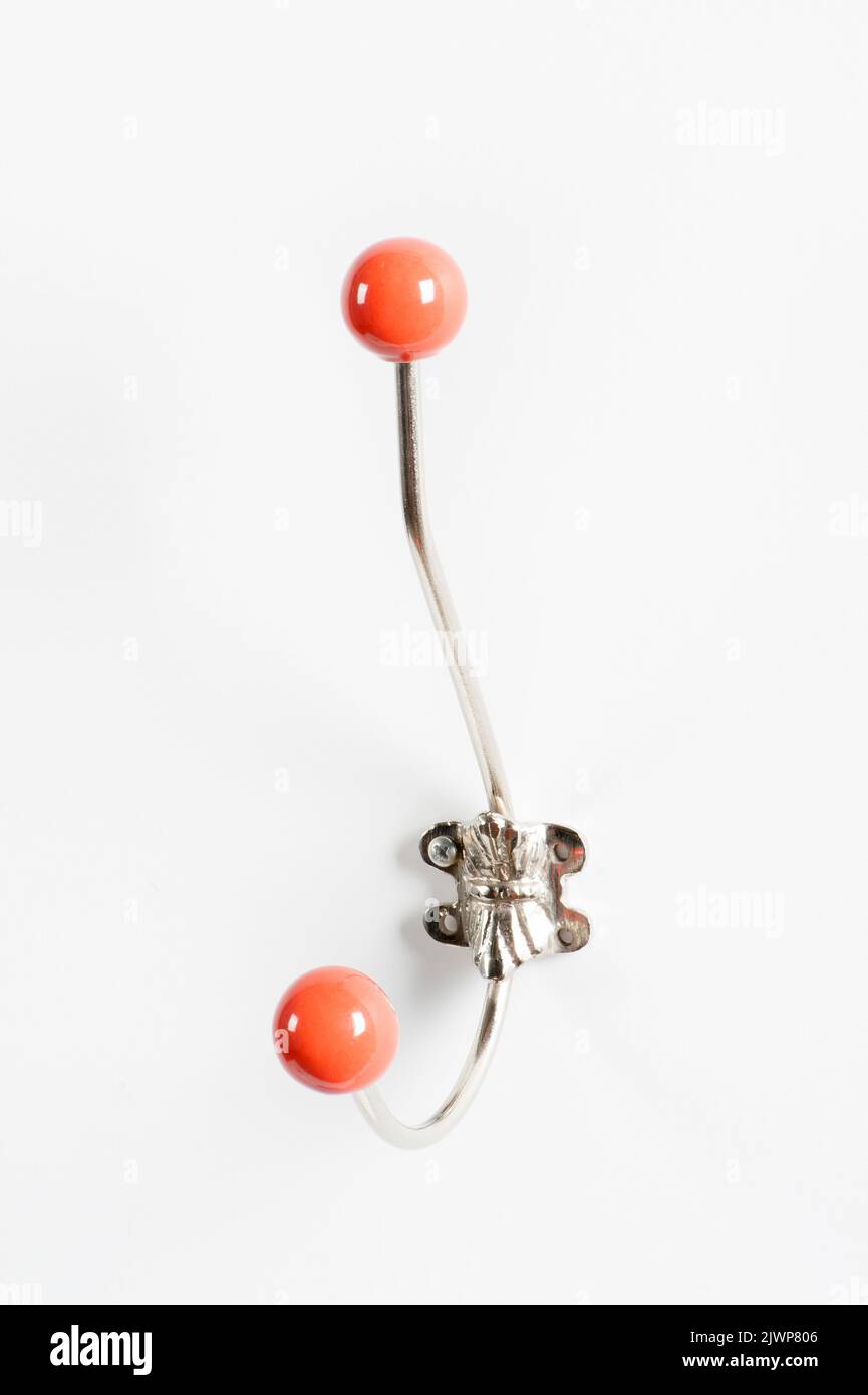 Wandhaken aus Metall und Keramik für Kleidung oder Handtücher. Stockfoto