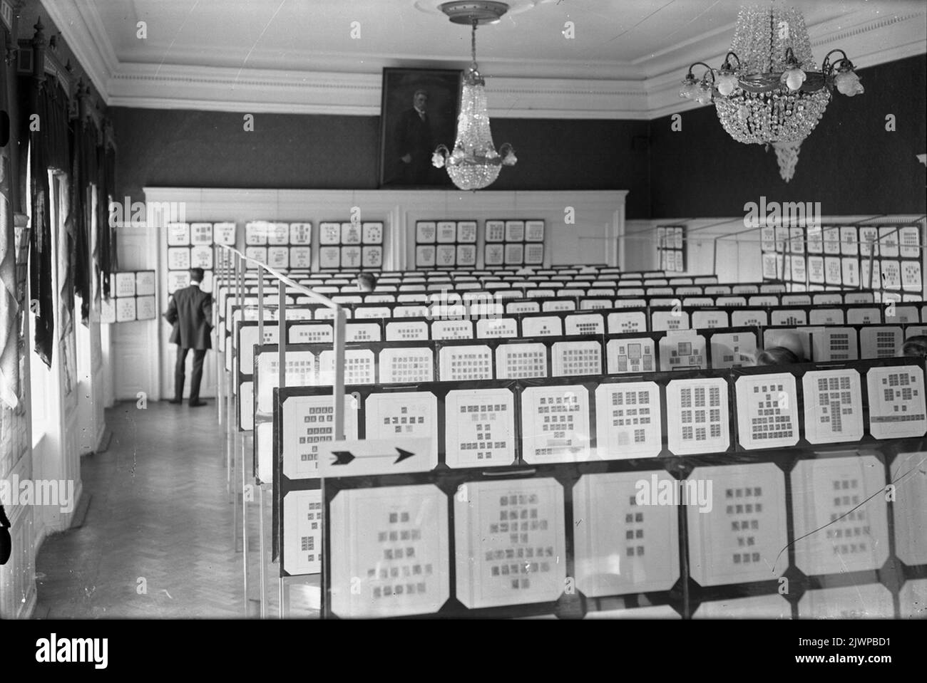 Gefle Filatelis Society. Briefmarkenausstellung, möglicherweise im Baltischen Haus. Foto 1930s. Die Aufnahmen entstanden Anfang 1930s (Vermutung 1932-1935), möglicherweise von dem Fotografen Gustaf Reimers, der Mitglied der Firma war. Gefle Filatelisällskap. Frimärksutställning, eventuellt i Baltic-Huset. Foto 1930-Tal.Bilderna är tagna i dörjan AV 1930-talet (förmodlingen 1932-1935), möjligen AV fotograf Gustaf Reimers, som var Medlem i sällskapet. Stockfoto