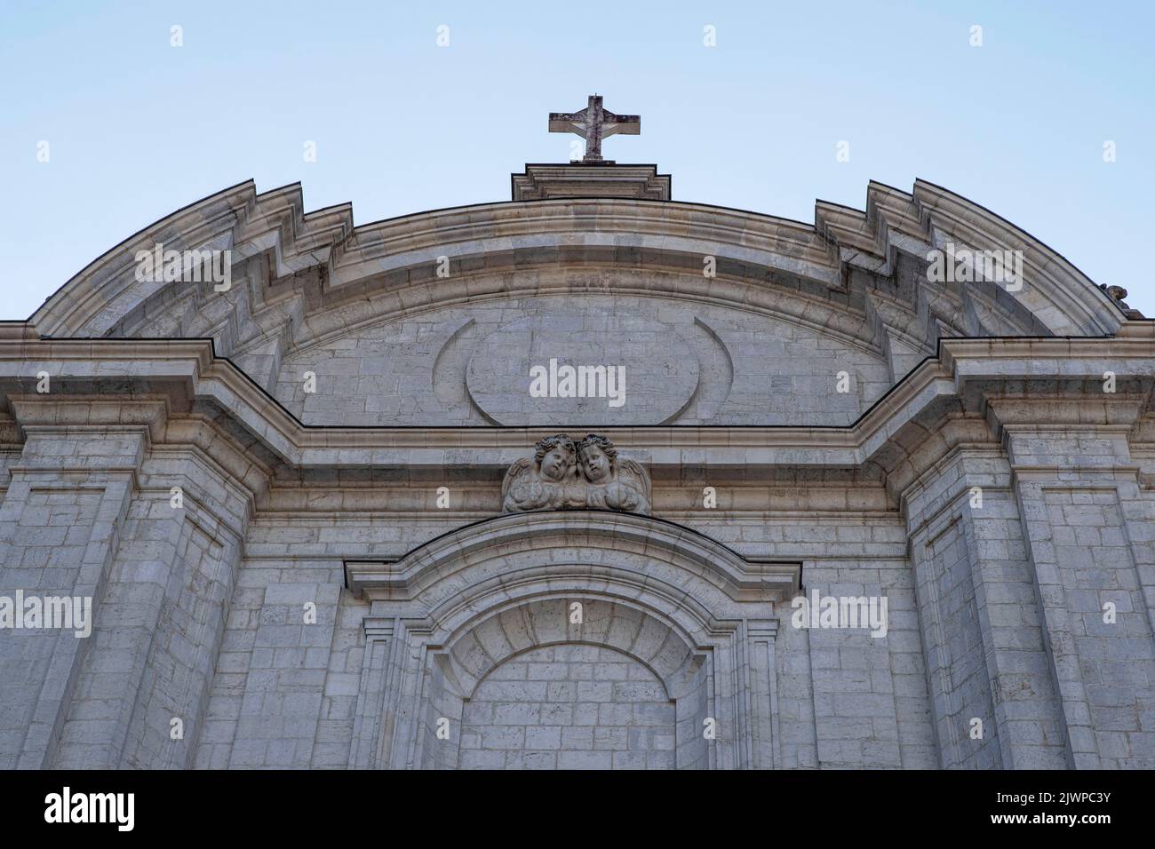 Zwei Engel wurden an der Fassade einer Kirche in der Stadt Saint Claude im Jura in Frankreich gemeißelt Stockfoto