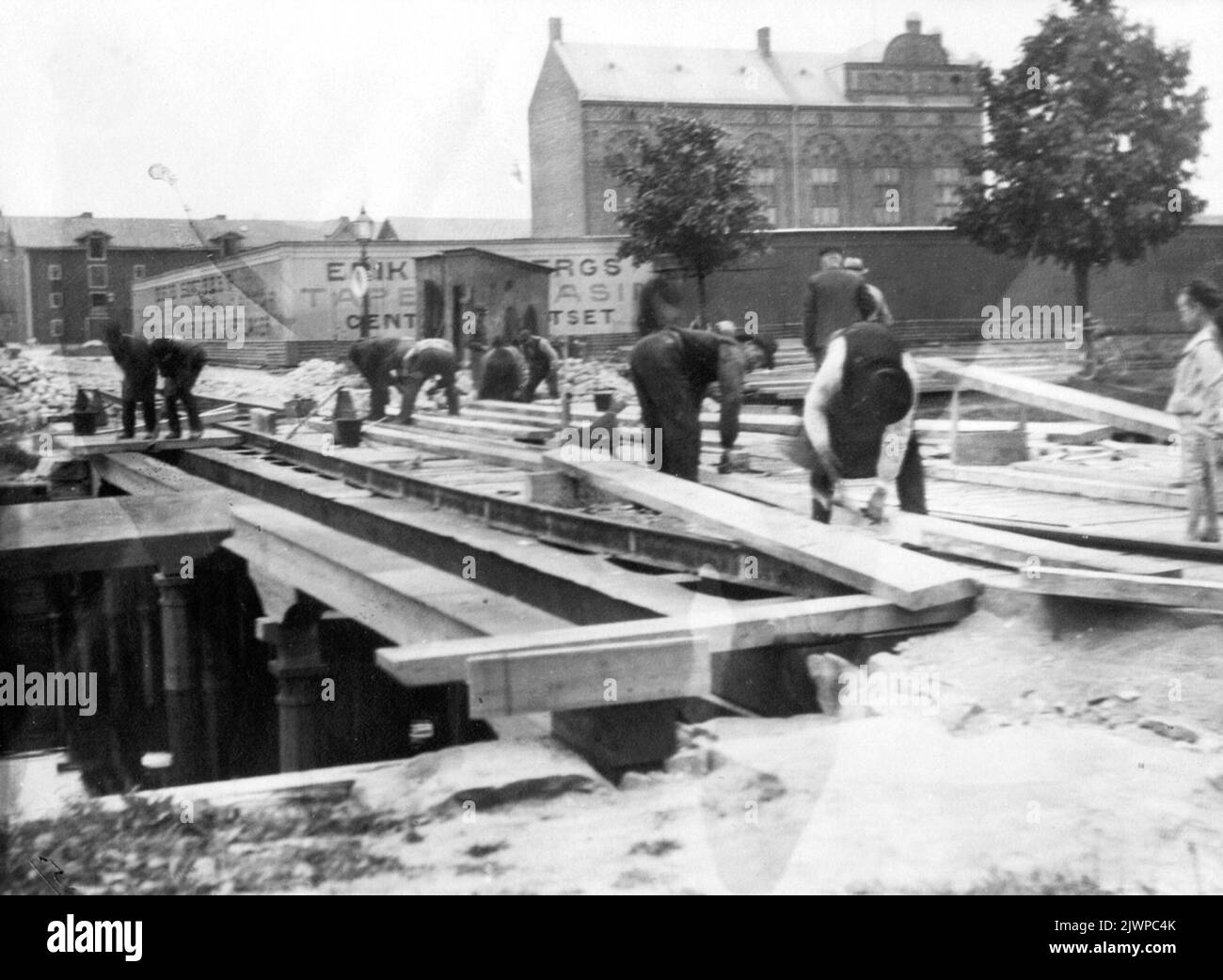 Verstärkung der Ernährungsbrücke über das kleine Darlehen Förstärkning AV Näringsbron över Lillån Album med bilder erhållna som gåva AV Ingvar Sjöberg, Västervik år 2000.Ingvar Sjöbergs faster var Gift med Hugo Hedberg. Stockfoto