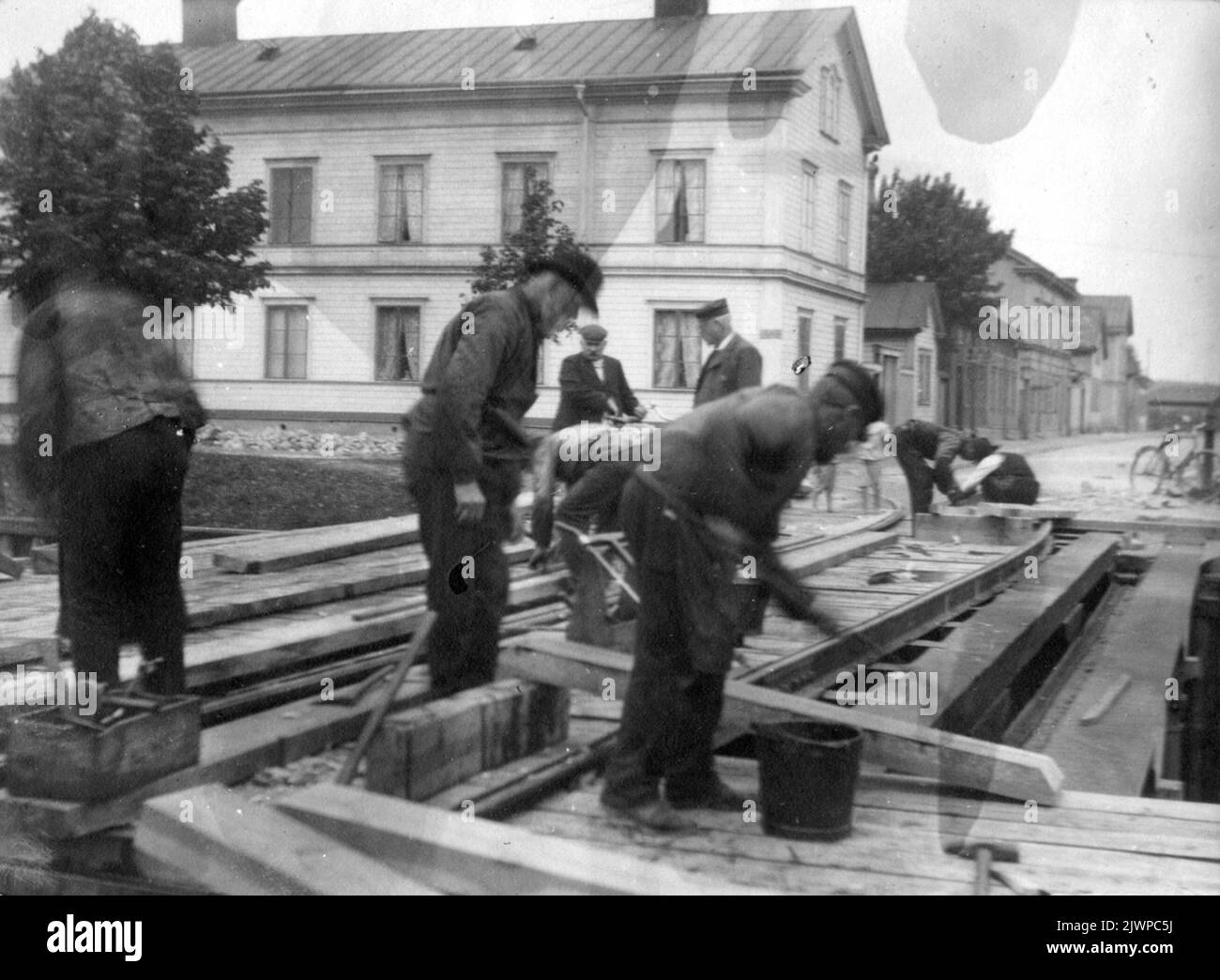 Tram Rail on Nutrition Bridge Spårvagnsräls på Näringsbron Album med bilder erhållna som gåva AV Ingvar Sjöberg, Västervik år 2000.Ingvar Sjöbergs faster var Gift med Hugo Hedberg. Stockfoto