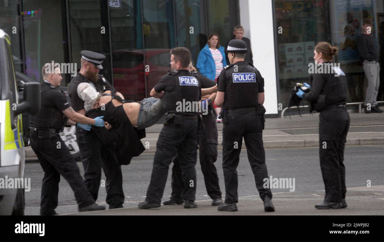 Newquay, Cornwall, Großbritannien. 06. September 2022. Eine umstrittene Spit-Maske, die auf einer Person verwendet wird, die von Polizisten aus Devon und Cornwall auf der Polizeistation Newquay festgenommen wurde. Der Vorfall ereignete sich um 16:06 Uhr an der vielbefahrenen Kreuzung von Oakleigh Terrace und Cliff Road Newquay. Die Person wurde von sechs Beamten an die Straße geklemmt und daraufhin in einen Polizeiwagen gehoben. Die Polizei von Devon und Cornwall benutzte letztes Jahr zweimal Spuhhauben oder Beißschutz bei Kindern unter elf Jahren. Kredit: Robert Taylor/Alamy Live Nachrichten Stockfoto