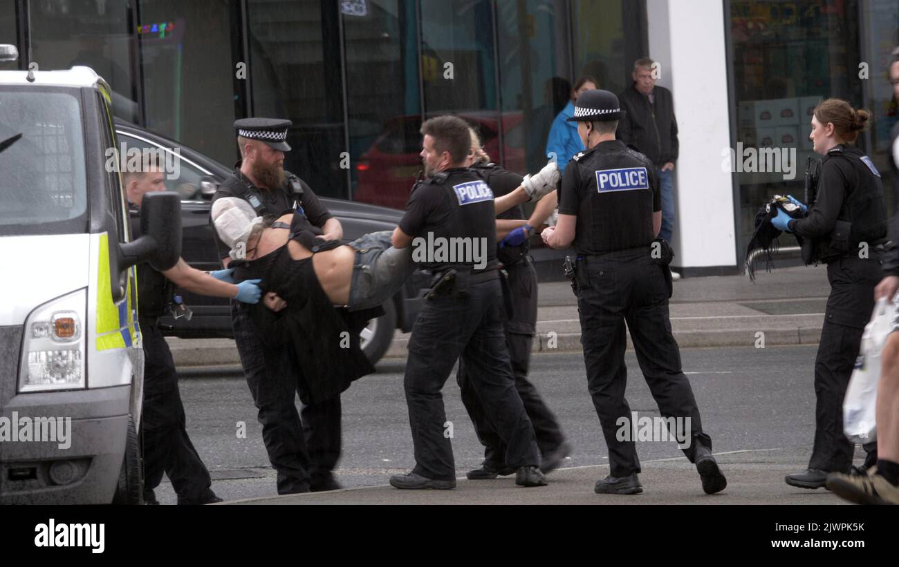 Newquay, Cornwall, Großbritannien. 06. September 2022. Eine umstrittene Spit-Maske, die auf einer Person verwendet wird, die von Polizisten aus Devon und Cornwall auf der Polizeistation Newquay festgenommen wurde. Der Vorfall ereignete sich um 16:06 Uhr an der vielbefahrenen Kreuzung von Oakleigh Terrace und Cliff Road Newquay. Die Person wurde von sechs Beamten an die Straße geklemmt und daraufhin in einen Polizeiwagen gehoben. Die Polizei von Devon und Cornwall benutzte letztes Jahr zweimal Spuhhauben oder Beißschutz bei Kindern unter elf Jahren. Kredit: Robert Taylor/Alamy Live Nachrichten Stockfoto