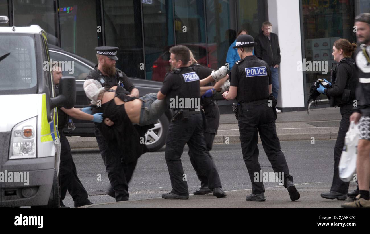 Newquay, Cornwall, Großbritannien. 06. September 2022. Eine umstrittene Spit-Maske, die auf einer Person verwendet wird, die von Polizisten aus Devon und Cornwall auf der Polizeistation Newquay festgenommen wurde. Der Vorfall ereignete sich um 16:06 Uhr an der vielbefahrenen Kreuzung von Oakleigh Terrace und Cliff Road Newquay. Die Person wurde von sechs Beamten an die Straße geklemmt und daraufhin in einen Polizeiwagen gehoben. Die Polizei von Devon und Cornwall benutzte letztes Jahr zweimal Spuhhauben oder Beißschutz bei Kindern unter elf Jahren. Kredit: Robert Taylor/Alamy Live Nachrichten Stockfoto