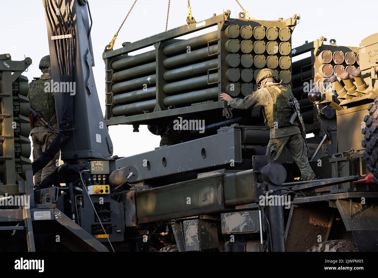 Russische selbstfahrende Raketenwerfer feuern am Dienstag, den 6. September 2022, während der Militärübungen „Wostok-2022“ auf dem Sergejewskyi-Trainingsgelände außerhalb der Stadt Ussurijsk im Fernen Osten Russlands Projektile ab. Die Militärübungen von Wostok 2022, an denen mehrere kremlfreundliche Länder einschließlich China beteiligt sind, finden vom 1-7. Bis 21. September auf mehreren Trainingsplätzen im Fernen Osten Russlands und in den Gewässern vor ihm statt. Mehr als 50.000 Soldaten und mehr als 5.000 Einheiten militärischer Ausrüstung, darunter 140 Flugzeuge und 60 Schiffe, sind an den Übungen beteiligt. Foto von Russian Mi Stockfoto