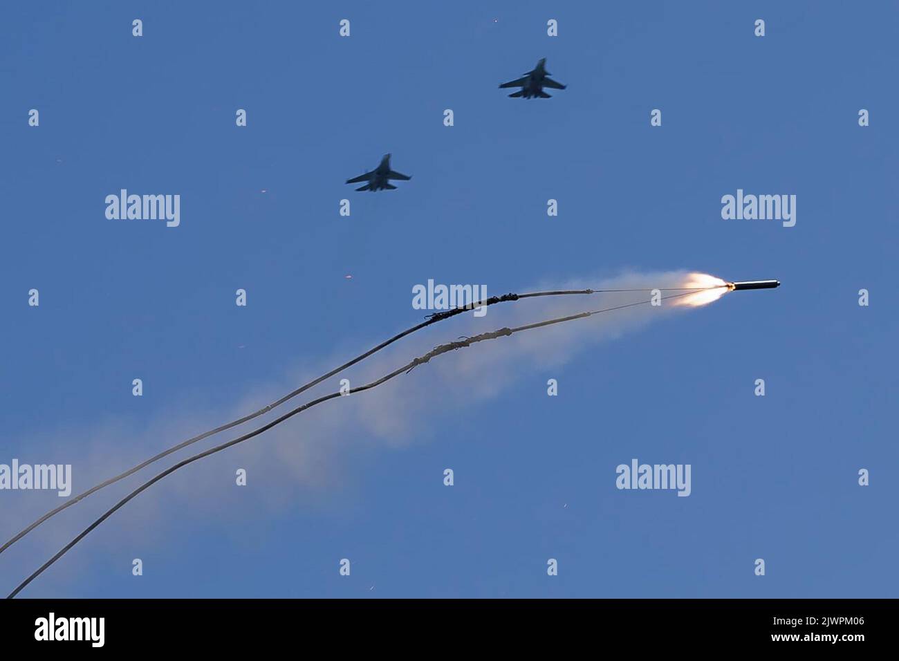 Russische selbstfahrende Raketenwerfer feuern am Dienstag, den 6. September 2022, während der Militärübungen „Wostok-2022“ auf dem Sergejewskyi-Trainingsgelände außerhalb der Stadt Ussurijsk im Fernen Osten Russlands Projektile ab. Die Militärübungen von Wostok 2022, an denen mehrere kremlfreundliche Länder einschließlich China beteiligt sind, finden vom 1-7. Bis 21. September auf mehreren Trainingsplätzen im Fernen Osten Russlands und in den Gewässern vor ihm statt. Mehr als 50.000 Soldaten und mehr als 5.000 Einheiten militärischer Ausrüstung, darunter 140 Flugzeuge und 60 Schiffe, sind an den Übungen beteiligt. Foto von Russian Min Stockfoto