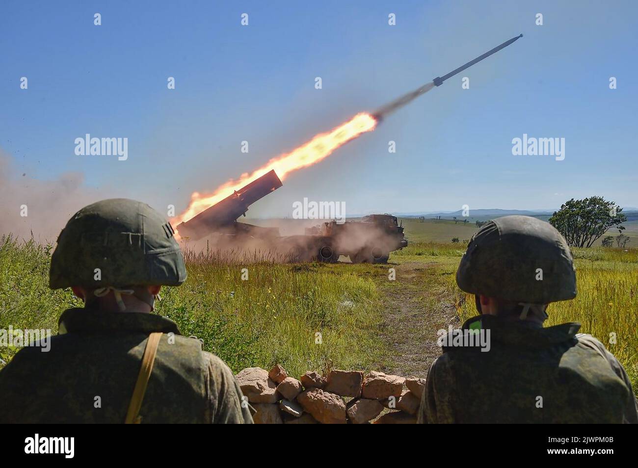 Russische selbstfahrende Raketenwerfer feuern am Dienstag, den 6. September 2022, während der Militärübungen „Wostok-2022“ auf dem Sergejewskyi-Trainingsgelände außerhalb der Stadt Ussurijsk im Fernen Osten Russlands Projektile ab. Die Militärübungen von Wostok 2022, an denen mehrere kremlfreundliche Länder einschließlich China beteiligt sind, finden vom 1-7. Bis 21. September auf mehreren Trainingsplätzen im Fernen Osten Russlands und in den Gewässern vor ihm statt. Mehr als 50.000 Soldaten und mehr als 5.000 Einheiten militärischer Ausrüstung, darunter 140 Flugzeuge und 60 Schiffe, sind an den Übungen beteiligt. Foto von Russian Min Stockfoto