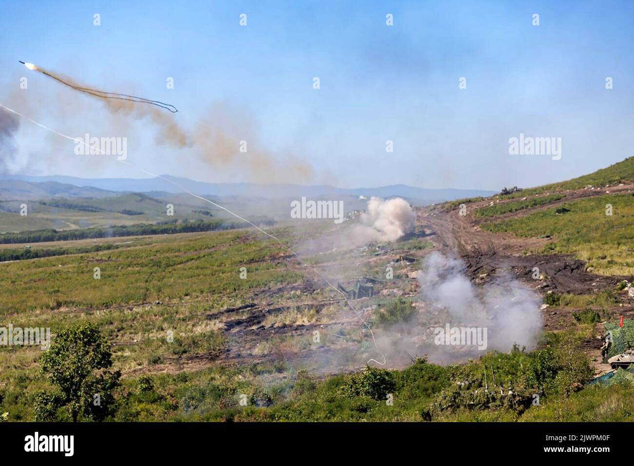 Russische selbstfahrende Raketenwerfer feuern am Dienstag, den 6. September 2022, während der Militärübungen „Wostok-2022“ auf dem Sergejewskyi-Trainingsgelände außerhalb der Stadt Ussurijsk im Fernen Osten Russlands Projektile ab. Die Militärübungen von Wostok 2022, an denen mehrere kremlfreundliche Länder einschließlich China beteiligt sind, finden vom 1-7. Bis 21. September auf mehreren Trainingsplätzen im Fernen Osten Russlands und in den Gewässern vor ihm statt. Mehr als 50.000 Soldaten und mehr als 5.000 Einheiten militärischer Ausrüstung, darunter 140 Flugzeuge und 60 Schiffe, sind an den Übungen beteiligt. Foto von Russian Min Stockfoto