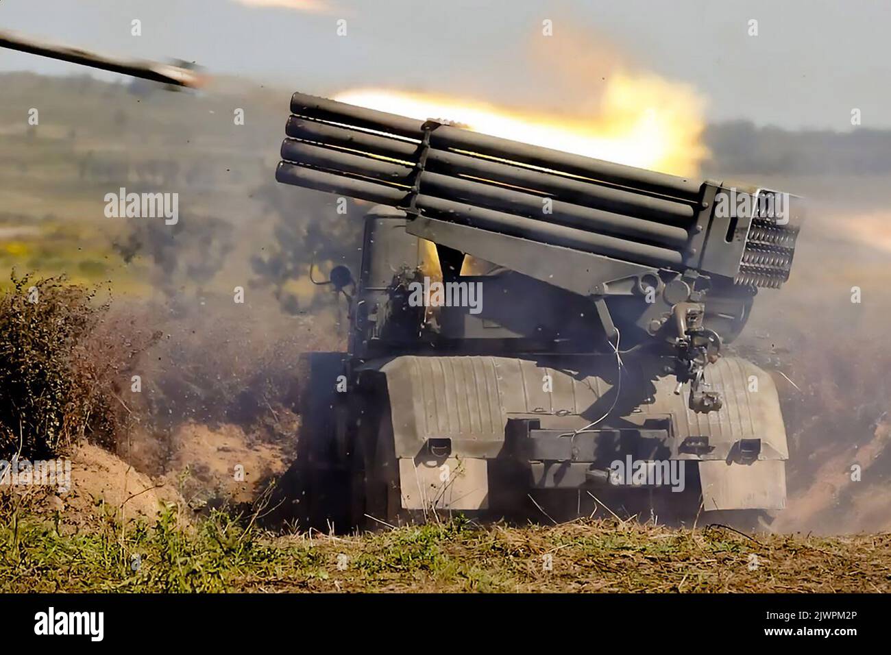 Russische selbstfahrende Raketenwerfer feuern am Dienstag, den 6. September 2022, während der Militärübungen „Wostok-2022“ auf dem Sergejewskyi-Trainingsgelände außerhalb der Stadt Ussurijsk im Fernen Osten Russlands Projektile ab. Die Militärübungen von Wostok 2022, an denen mehrere kremlfreundliche Länder einschließlich China beteiligt sind, finden vom 1-7. Bis 21. September auf mehreren Trainingsplätzen im Fernen Osten Russlands und in den Gewässern vor ihm statt. Mehr als 50.000 Soldaten und mehr als 5.000 Einheiten militärischer Ausrüstung, darunter 140 Flugzeuge und 60 Schiffe, sind an den Übungen beteiligt. Foto von Russian Min Stockfoto