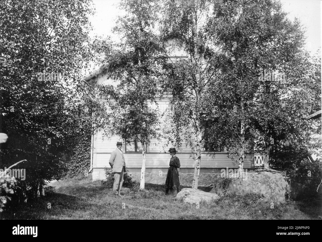 Hertsell's „I Herte. Per Hertsell steht auf der linken Seite. Er las den Lehrern in Uppslas vor und machte eine Karte der Gemeinde Bollnäs. Per hatte drei Schwestern, Karin kam zu 'Uusima', Brita zu' Norrgårds 'und Anna (?) „OL-LARS“. „Hertsells“ i Herte. Per Hertsell står till vänster. Han läste till kollälare i Uppsalen och gjorde bl a en Karta över Bollnäs kommun. Per hade tre systrar, Karin kom till 'Nylands', Brita till 'Norrgårds' och Anna (?) Bis „Ol-Lars“. Stockfoto